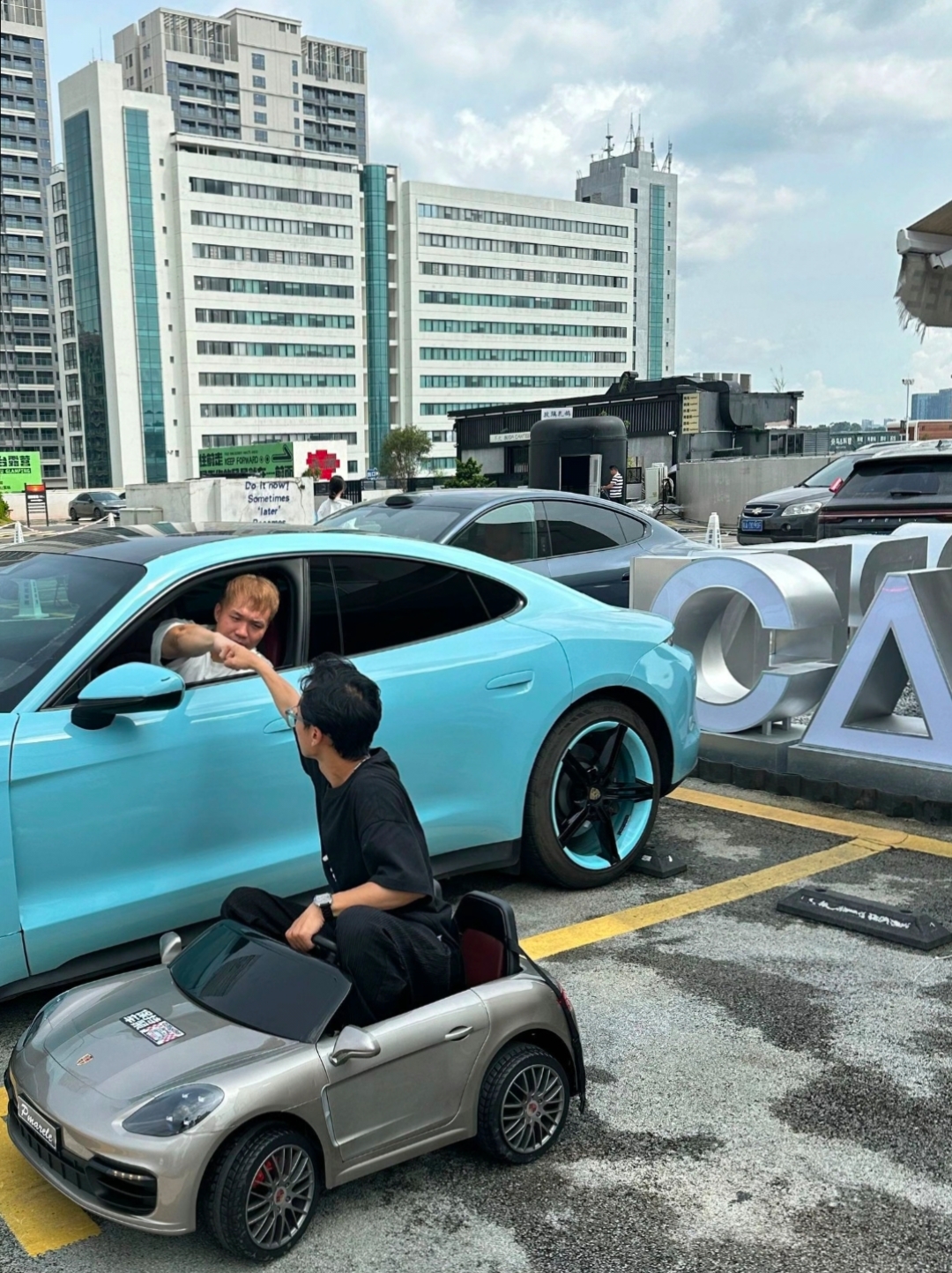 开这种微型车在路上没有压力吗?不怕成夹心饼干吗?