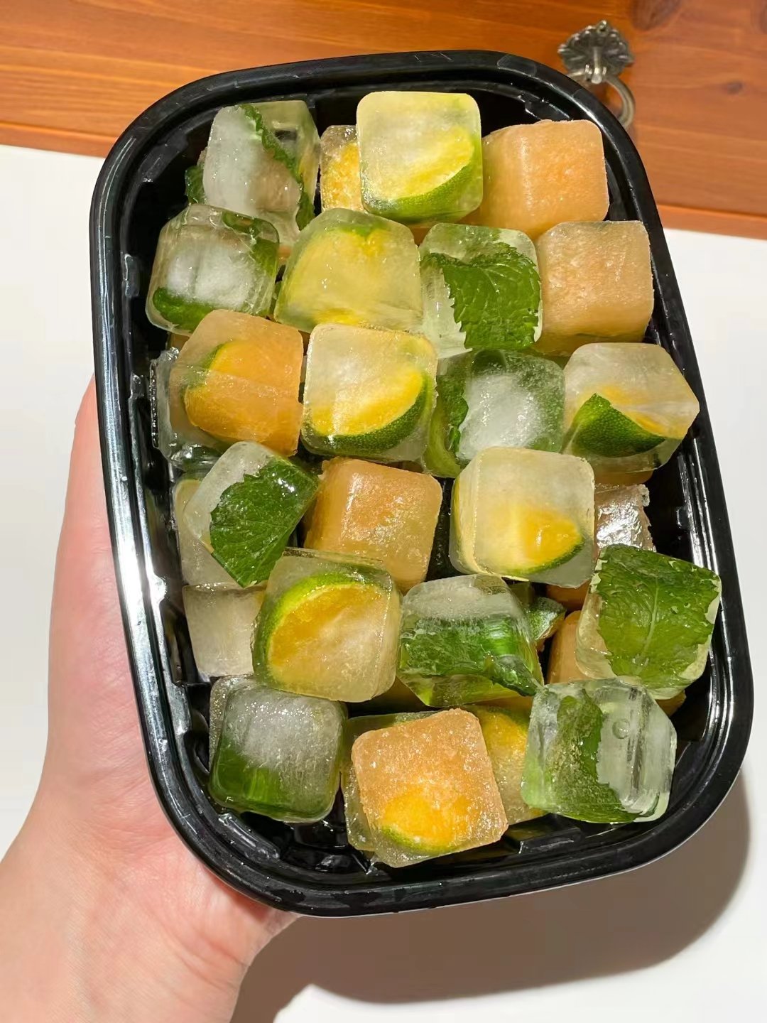 夏天到了,家里没冻柠檬真的不行,先把小青柠用盐水搓洗一下,然后切小