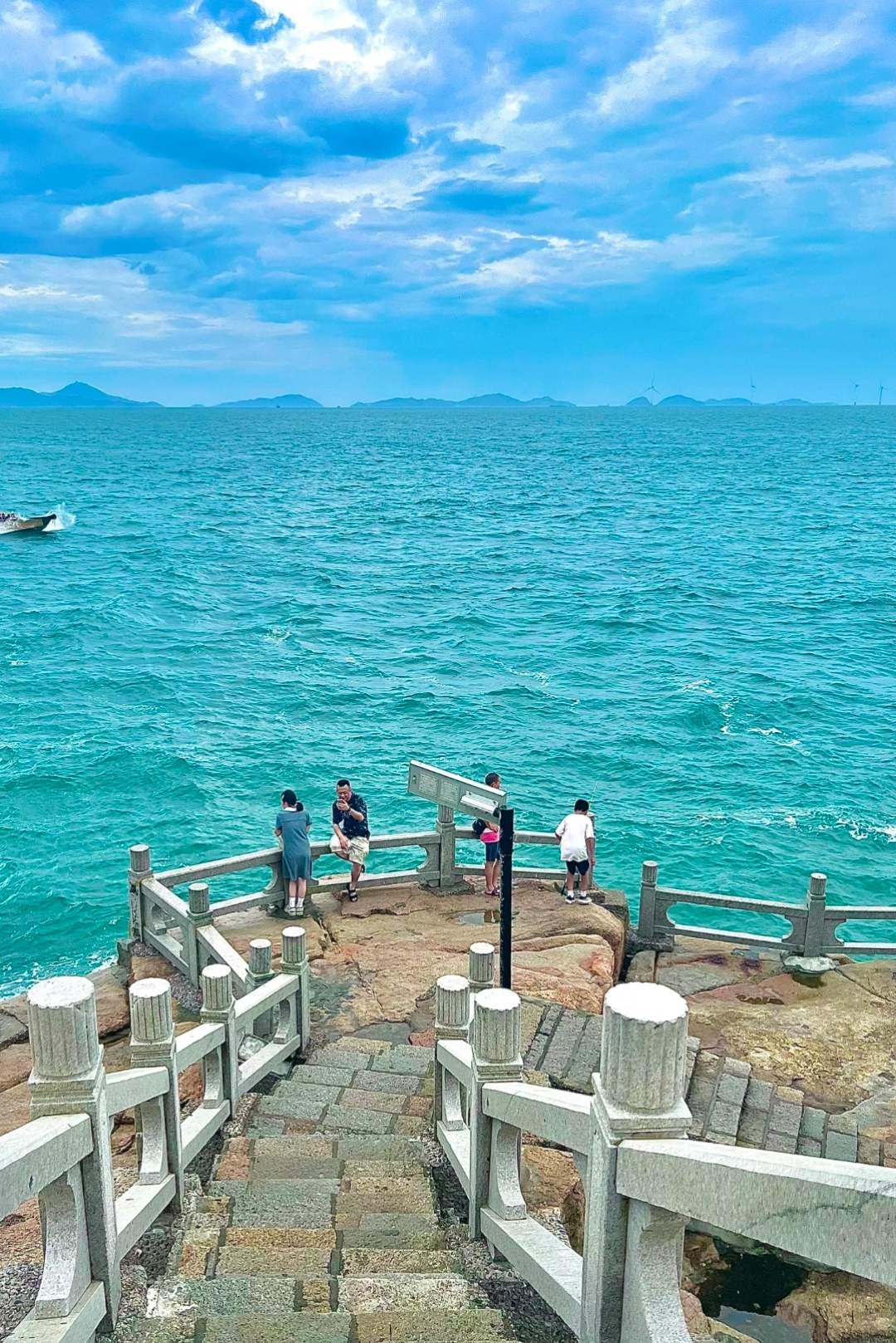 这个是珠海的桂山岛,很漂亮,是珠海市著名的旅游海岛,无论你是喜欢