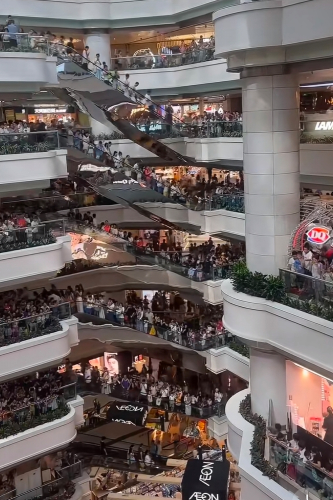 广州天河城,周末和闺蜜逛个街,人山人海,都是游客,人太多了,一直想不