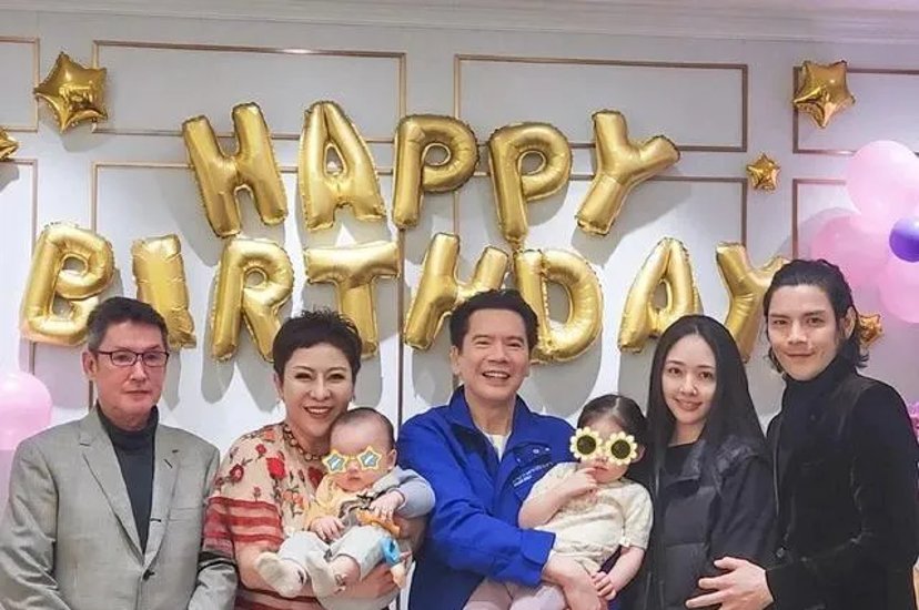 向佐和爸爸向华强长得挺像,不过没完全继承向太的美貌基因,郭碧婷