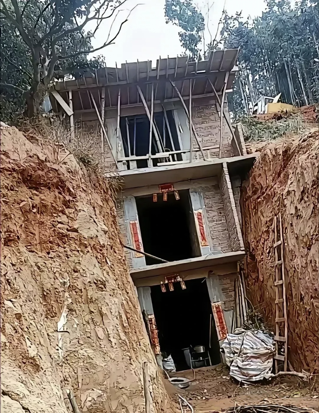 溜达,她们发现有人在山边挖了一个坑,在坑道里建了一间三层的红砖房子