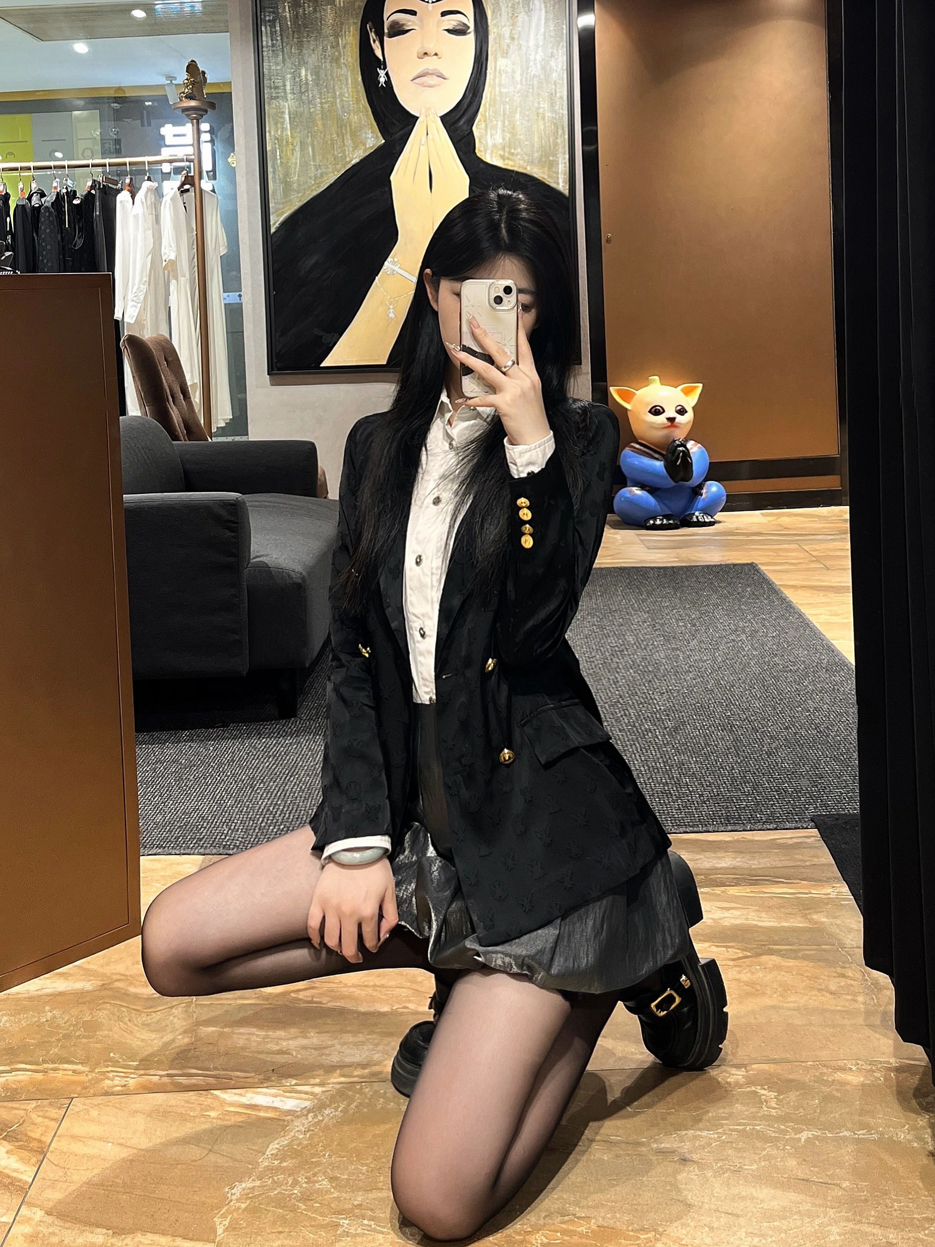 其实我还是比较适合这种职业休闲装,黑丝袜和黑色皮鞋完美的勾勒出