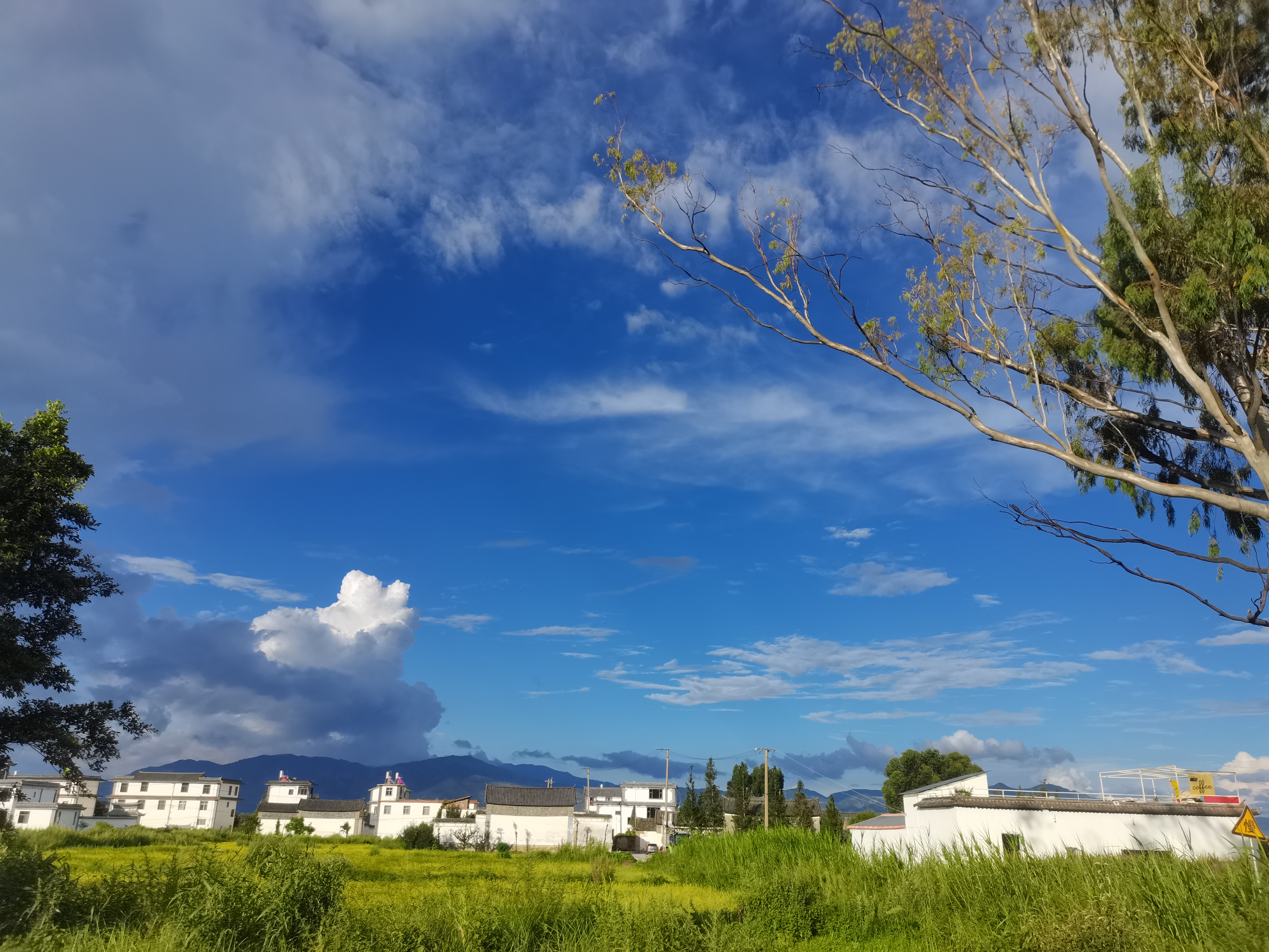 八月,大理洱海边苍山脚下,云端下的绿意盎然,山峦间的宁静村庄.