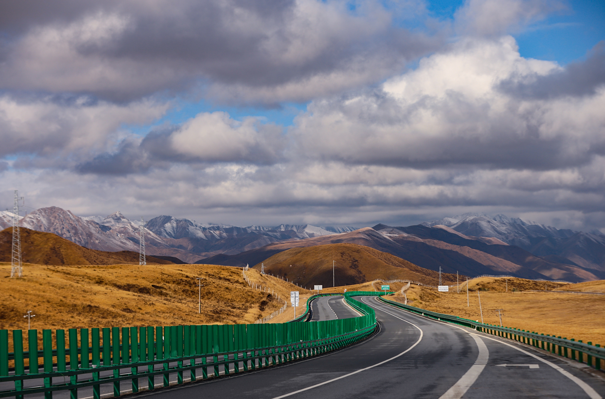 德马高速g0615久治到国道 109段的风光,能排到全国高速最美风景的前三