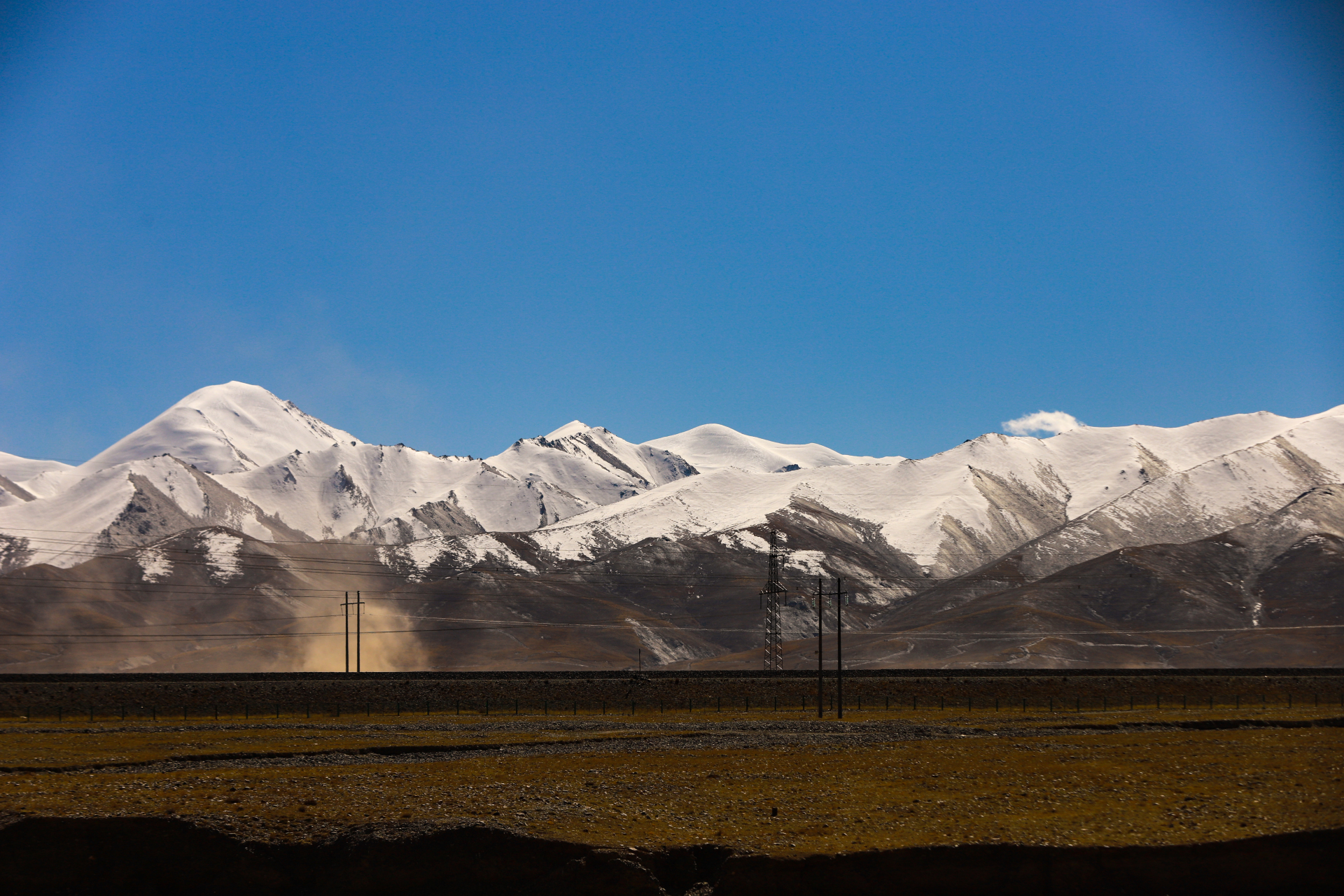 格尔木到可可西里雪山观景台,沿着109国道开车自驾需要4个多小时,要