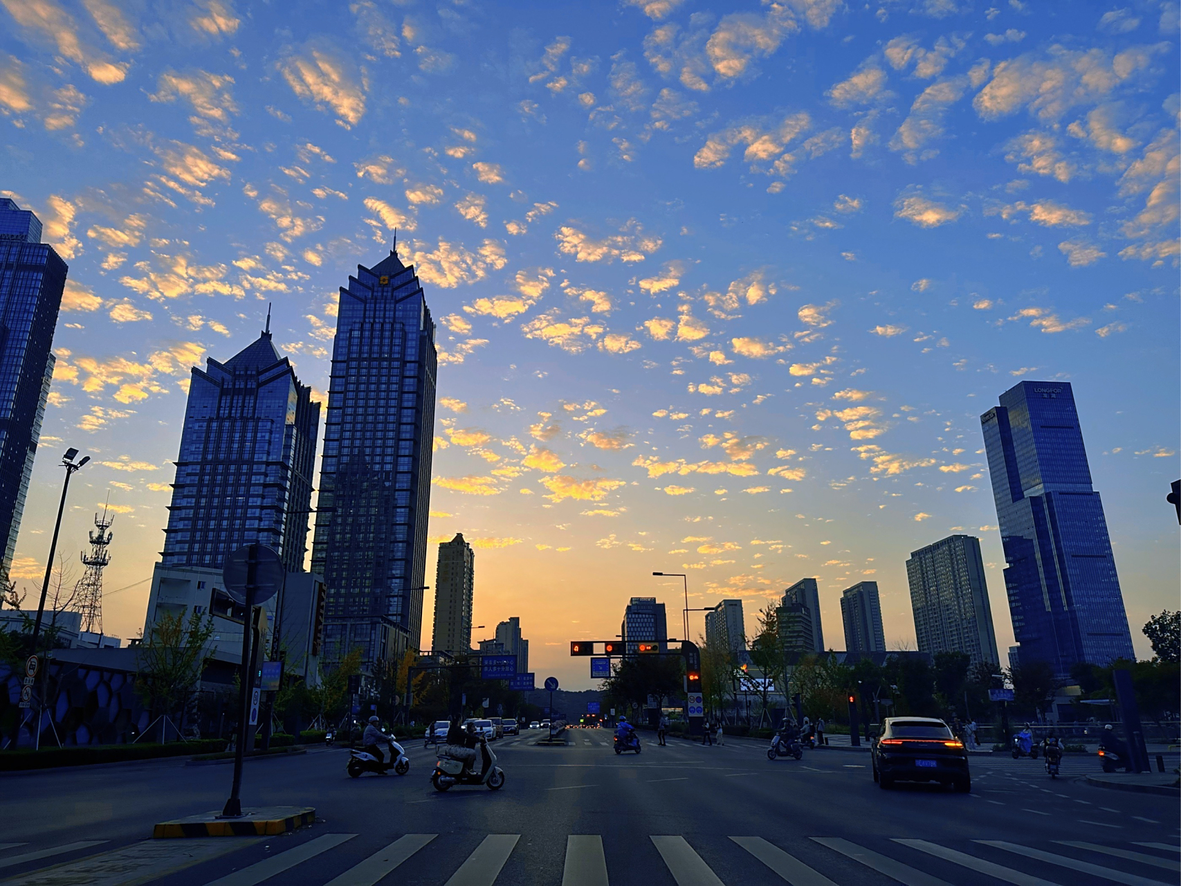 熙熙攘攘的人群,五彩斑斓的霓虹,这便是淮海街的魅力所在.