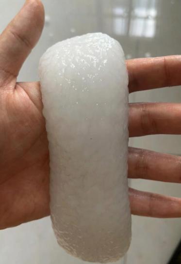 今天洗完衣服晾晒时,竟在老公裤兜里发现这个白白软软还粘粘的东西,真