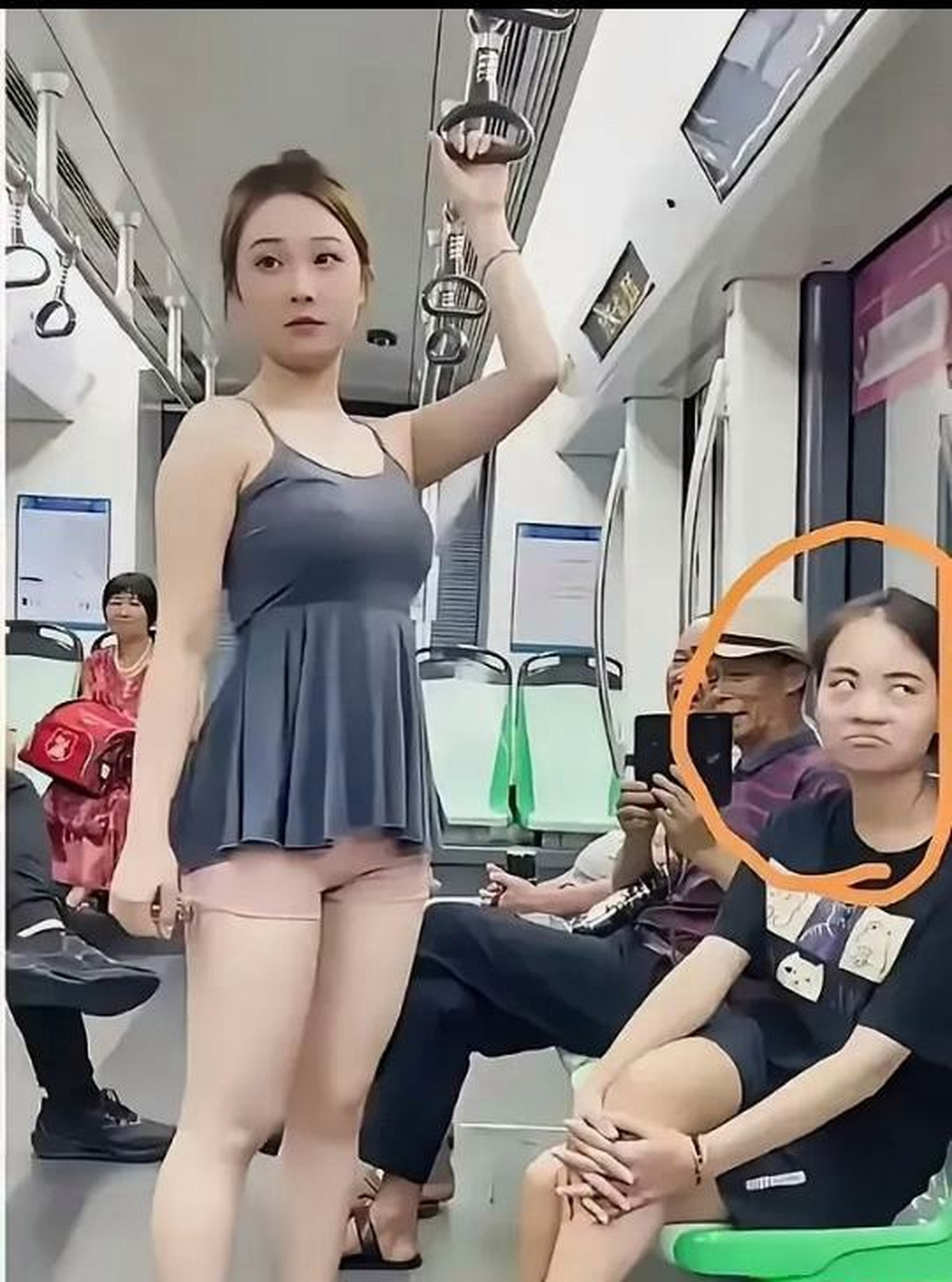 "哼,嘚瑟啥,那边有座位不坐,非得站到我跟前显摆.