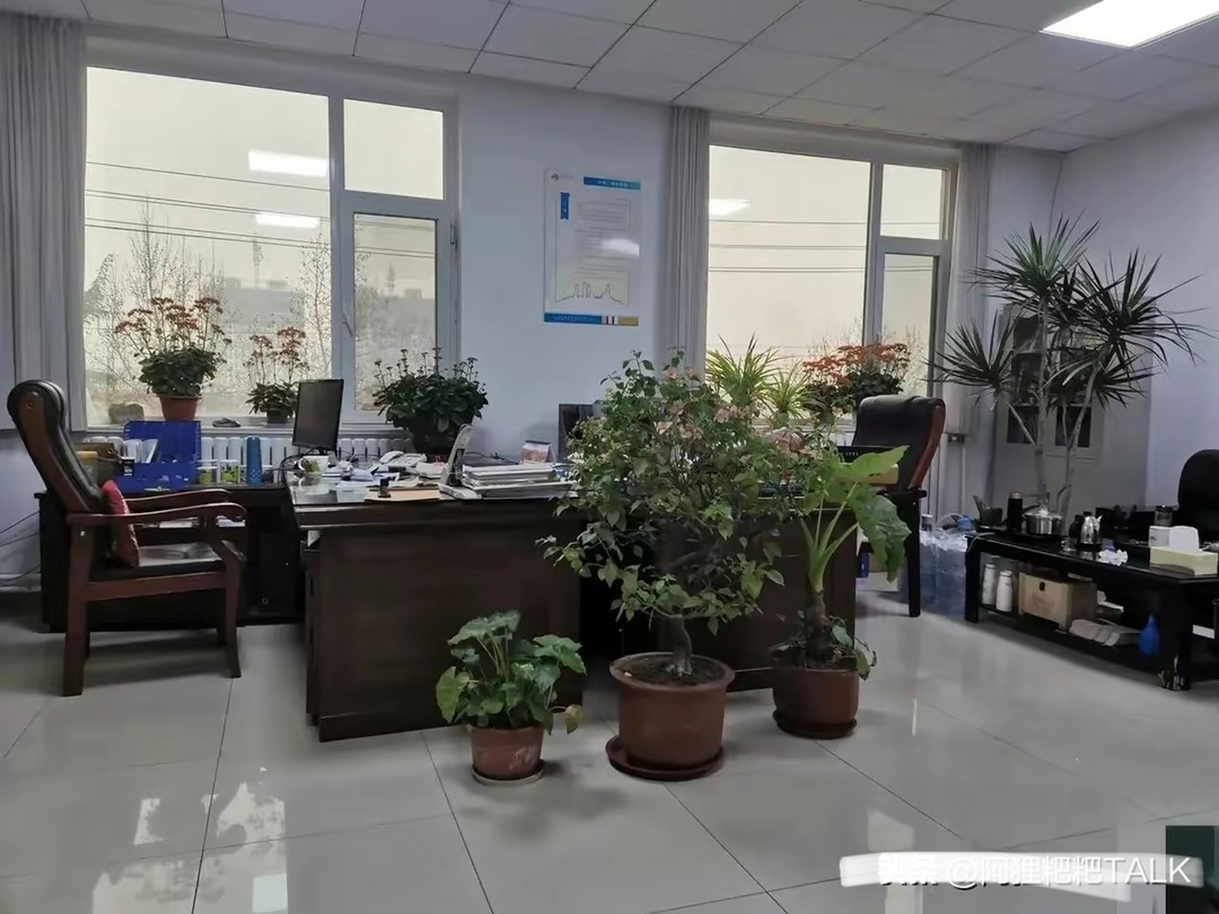 亲戚考进体制内,给我发来他办公室的照片炫耀75 我想问他体制内办公