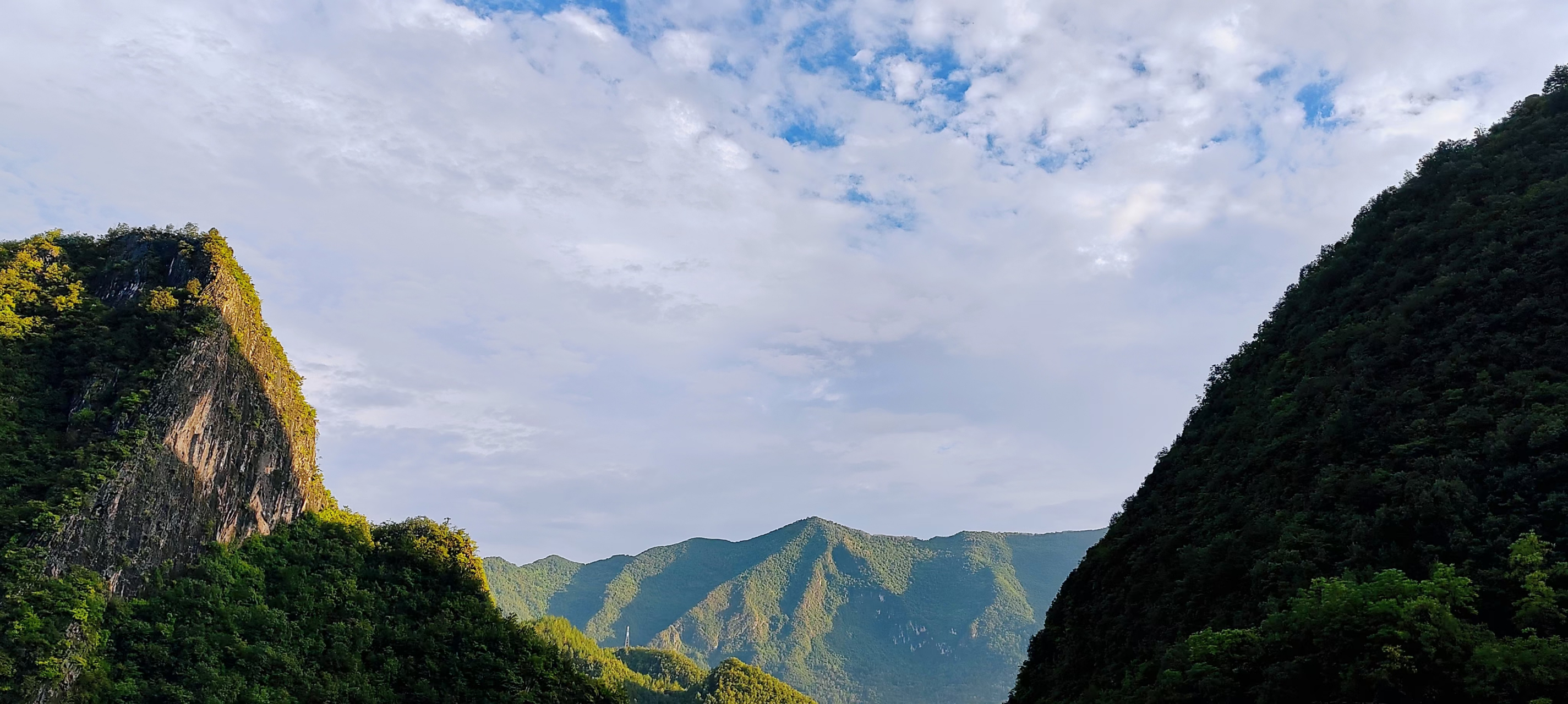 陕西省商洛市镇安县米粮镇,这里的一片峡谷之地我们叫:七里峡,电影