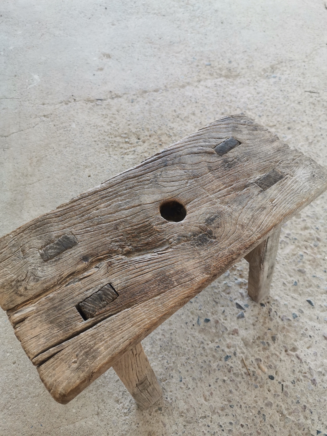 今日在农村小院看见这个小板凳,知道中间的圆孔是做什么用的吗?