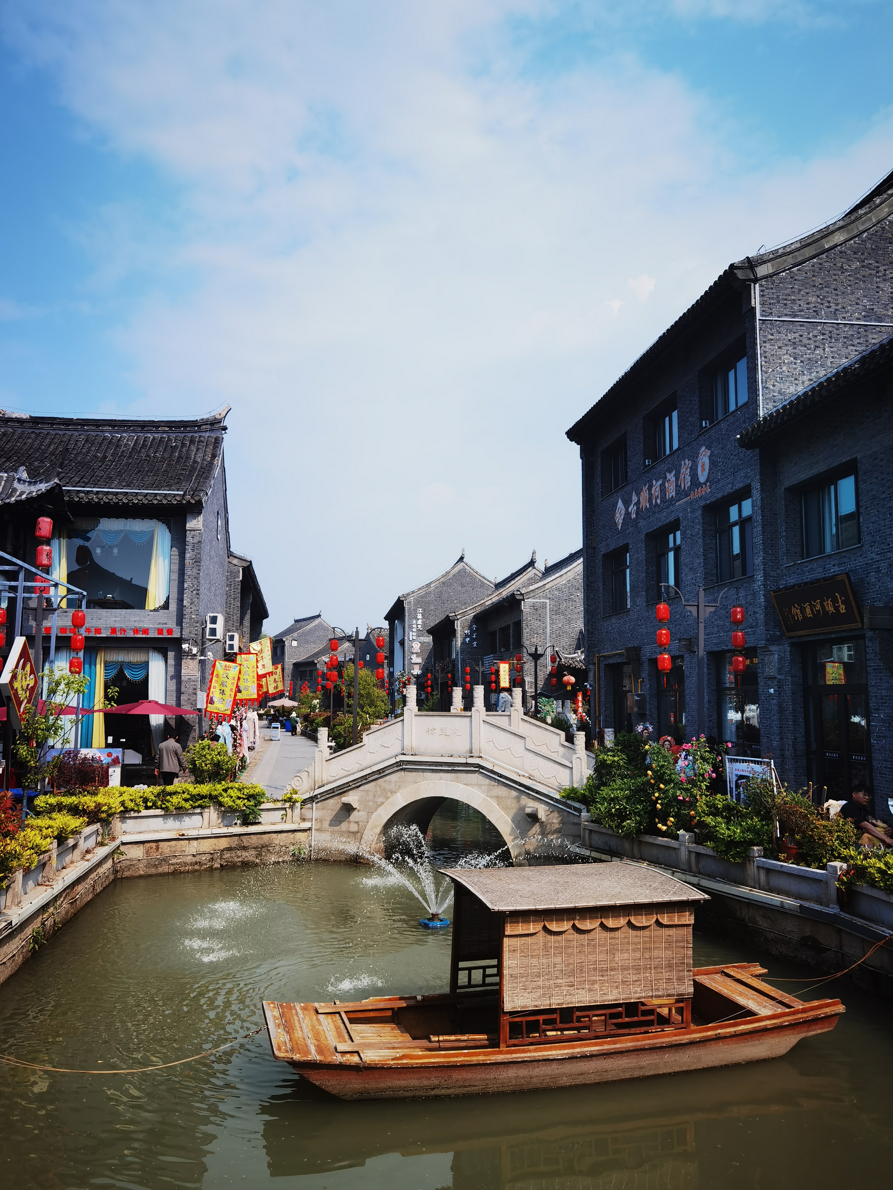 五一假期已过,古镇里的人不多.