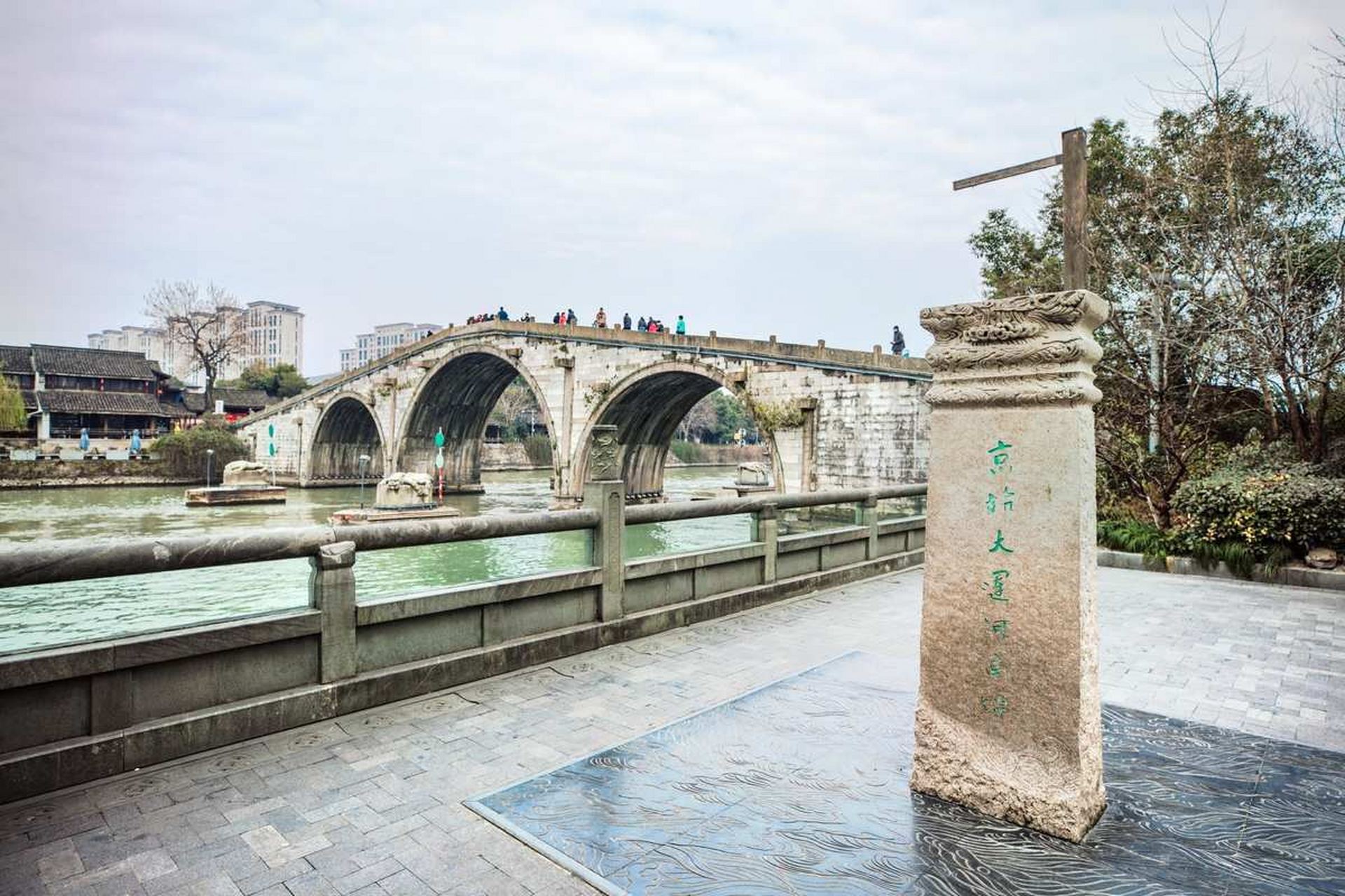 拱宸桥东西横跨大运河,是京杭大运河到杭州的终点标志