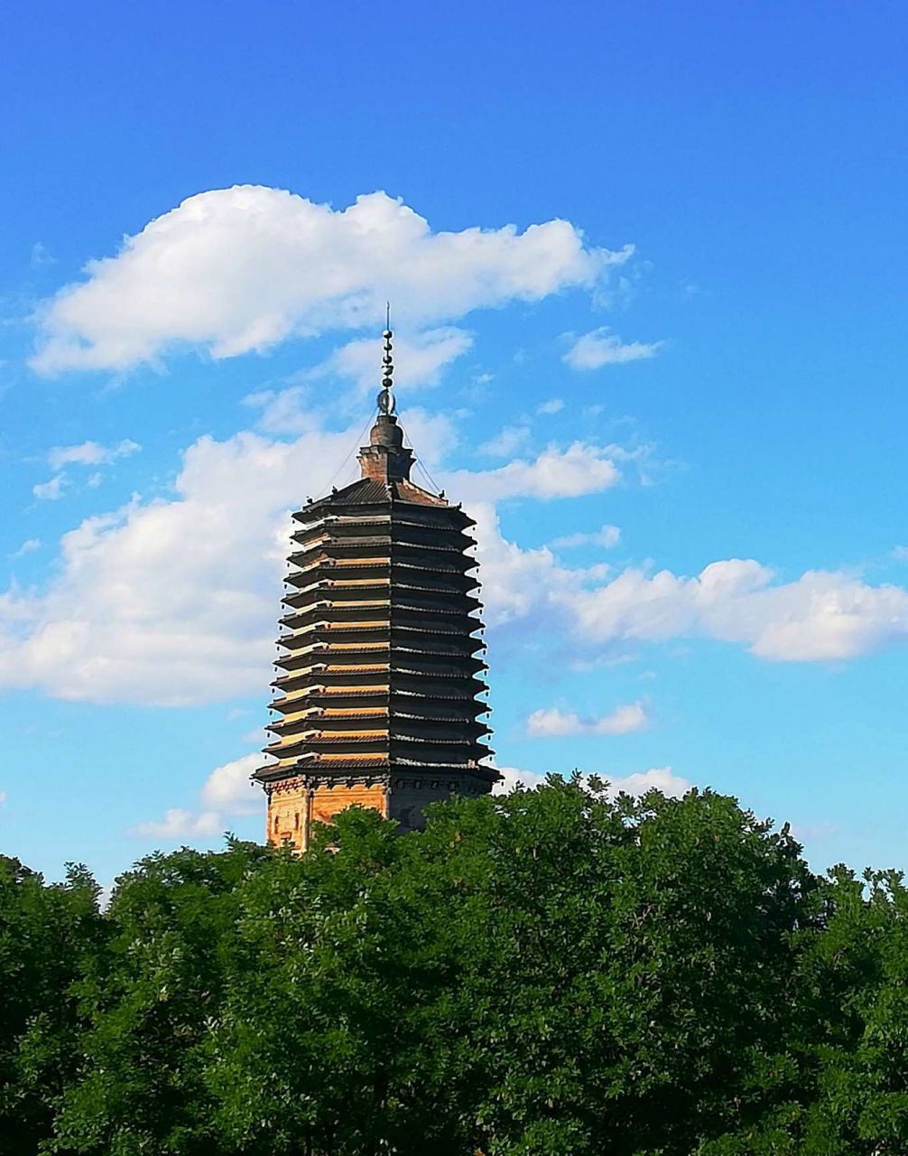 辽阳白塔,在辽宁省辽阳市站前街道白塔公园内.
