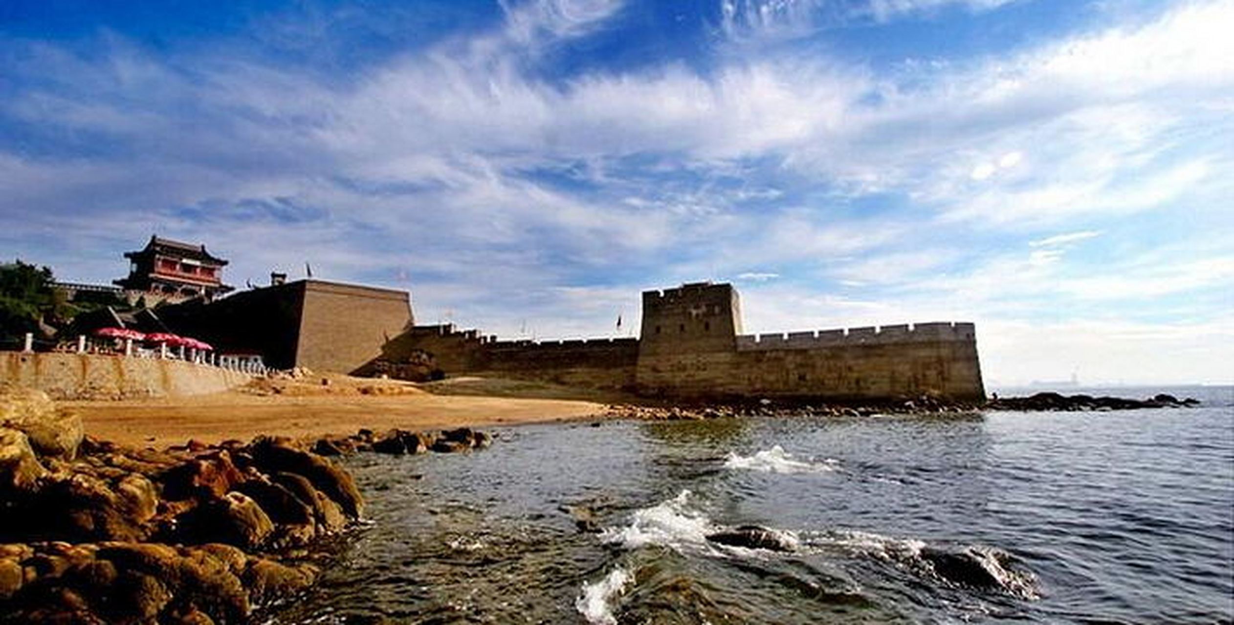 老龙头长城,坐落于河北省秦皇岛市山海关区城南4公里的渤海之滨,是明