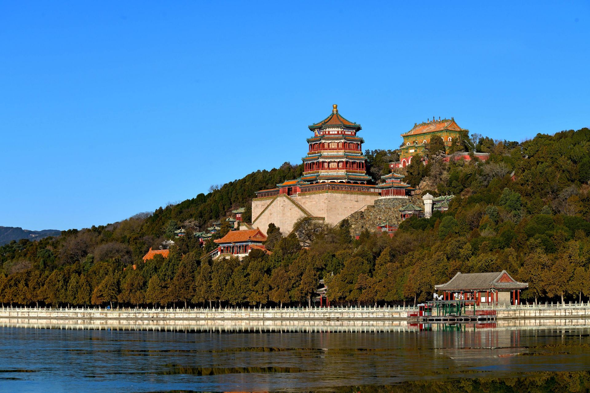 万寿山 为燕山余脉,高58.59米,海拔108.94米,前临昆明湖.