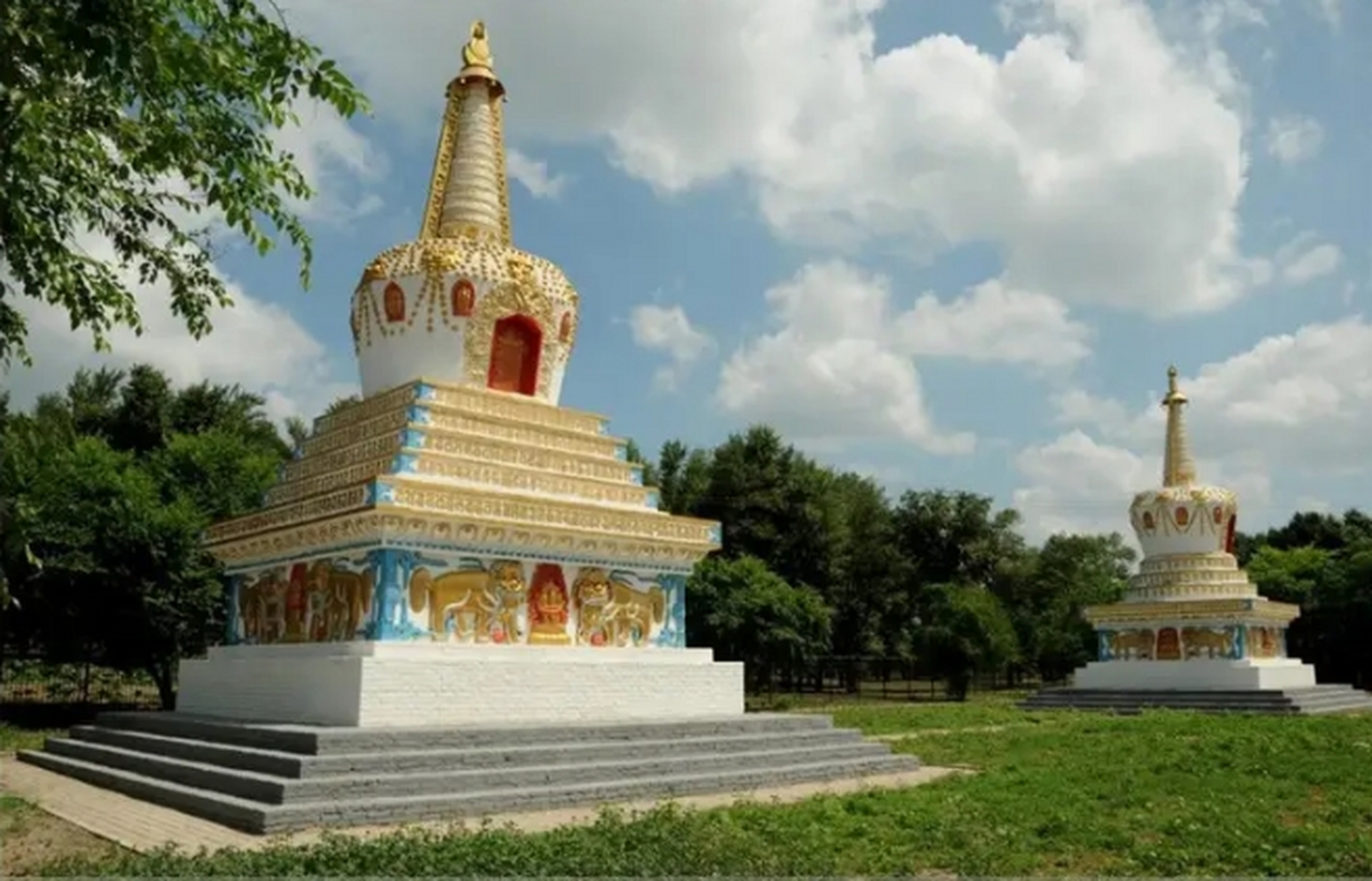 洮南双塔,也称白城双塔或保安塔,俗称双塔子,位于吉林省白城市洮儿河