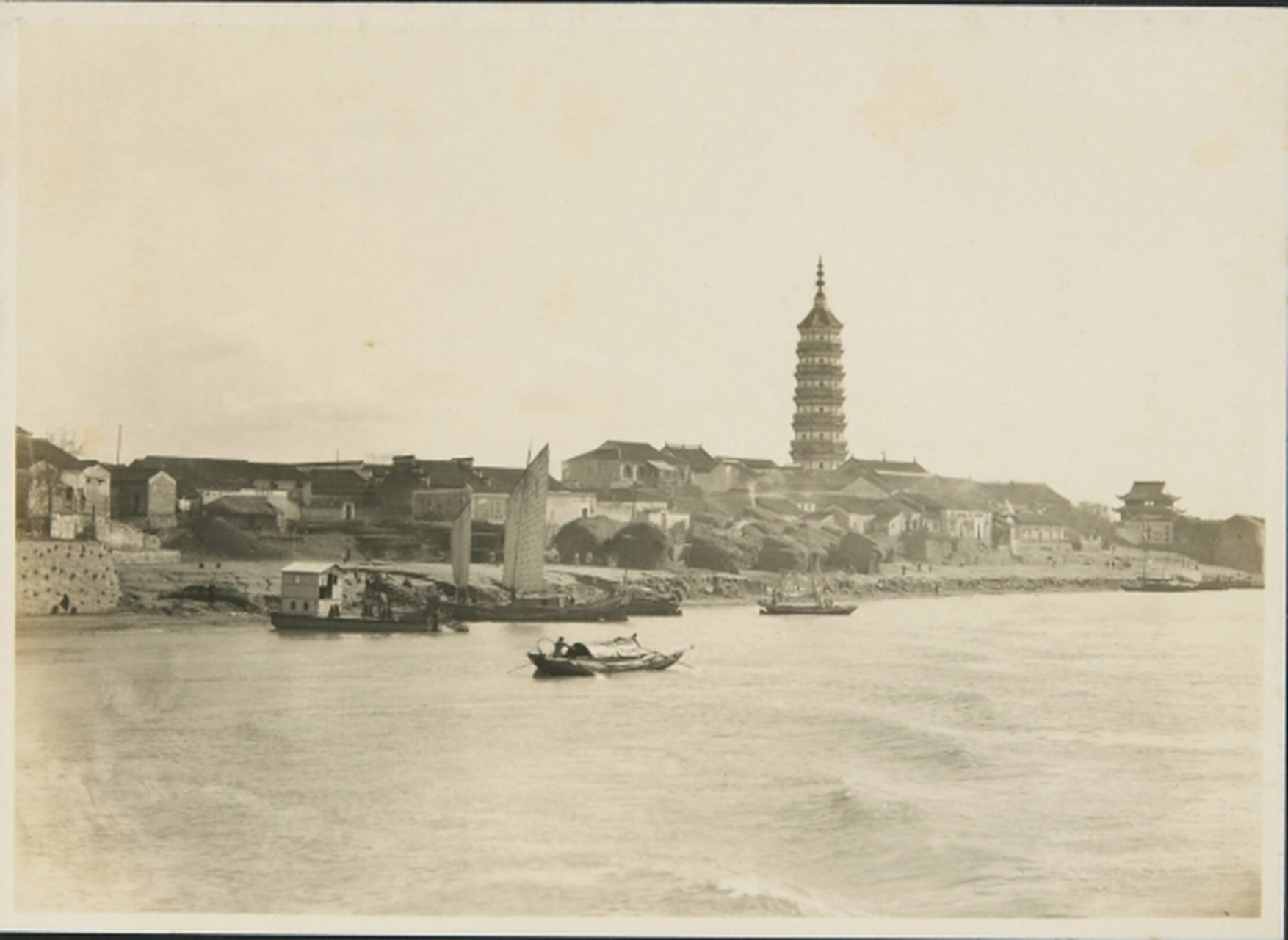 振风塔,坐落于安徽省安庆市迎江寺内,原名万佛塔,又名迎江寺塔,后取名