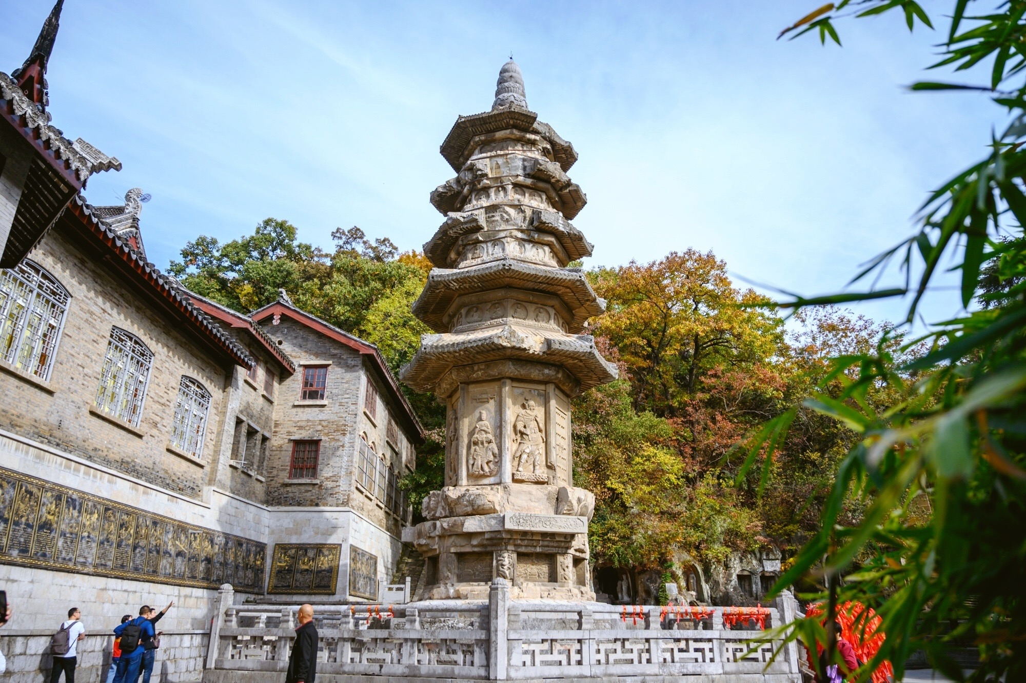 南京栖霞寺舍利塔,是立寺百余年后建设的,原为五层方式木塔,南唐重建