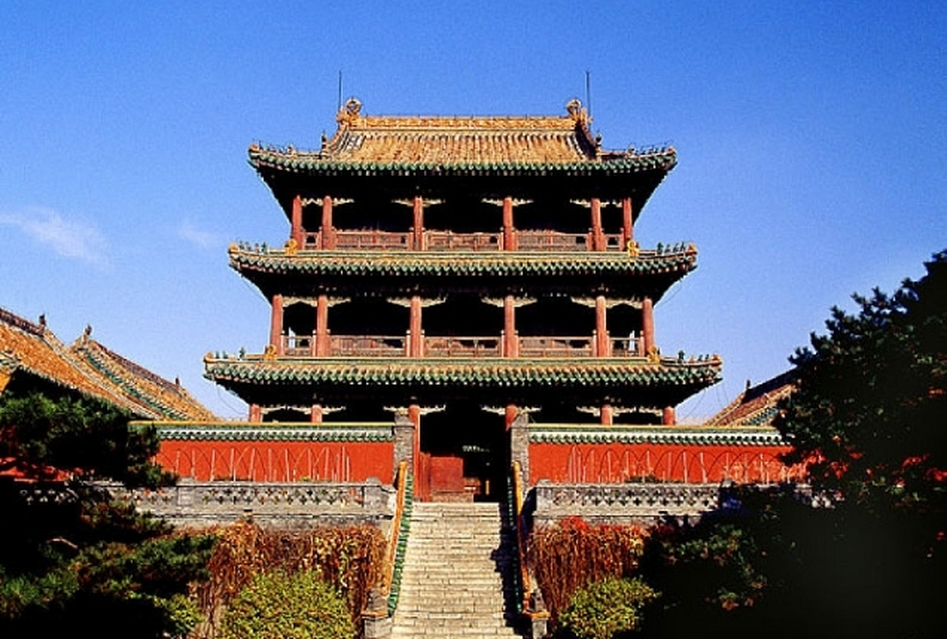 凤凰楼位于辽宁省沈阳市沈河区,是沈阳故宫中路建筑