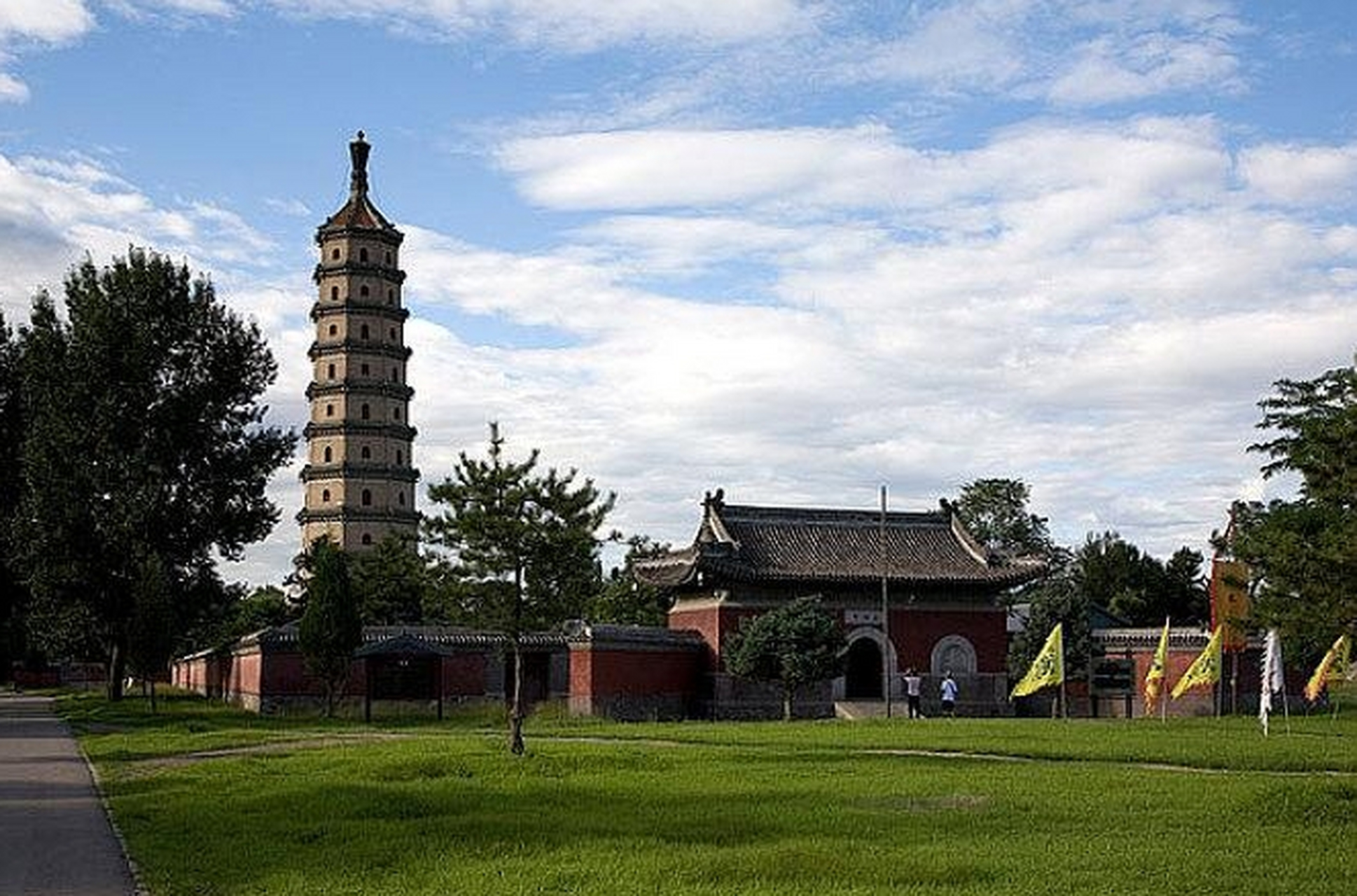 永佑寺舍利塔         又称六和塔,在避暑山庄万树园东北侧