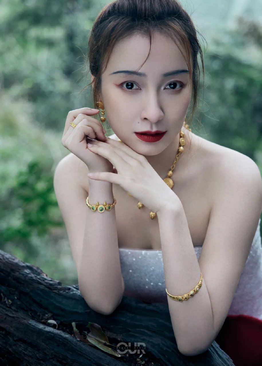 明星穿搭#【吴昕静谧神秘时尚大片,森林迷雾中展现出神秘感】  噬尚