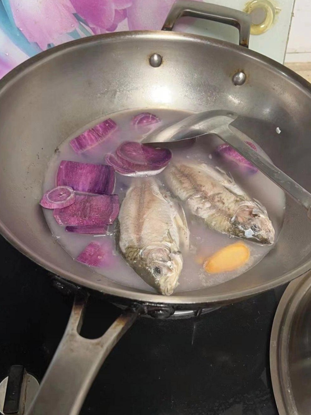 还是第一次见这么奇葩的做法,竟然把紫薯跟鲫鱼一块煮,这是什么搭配?