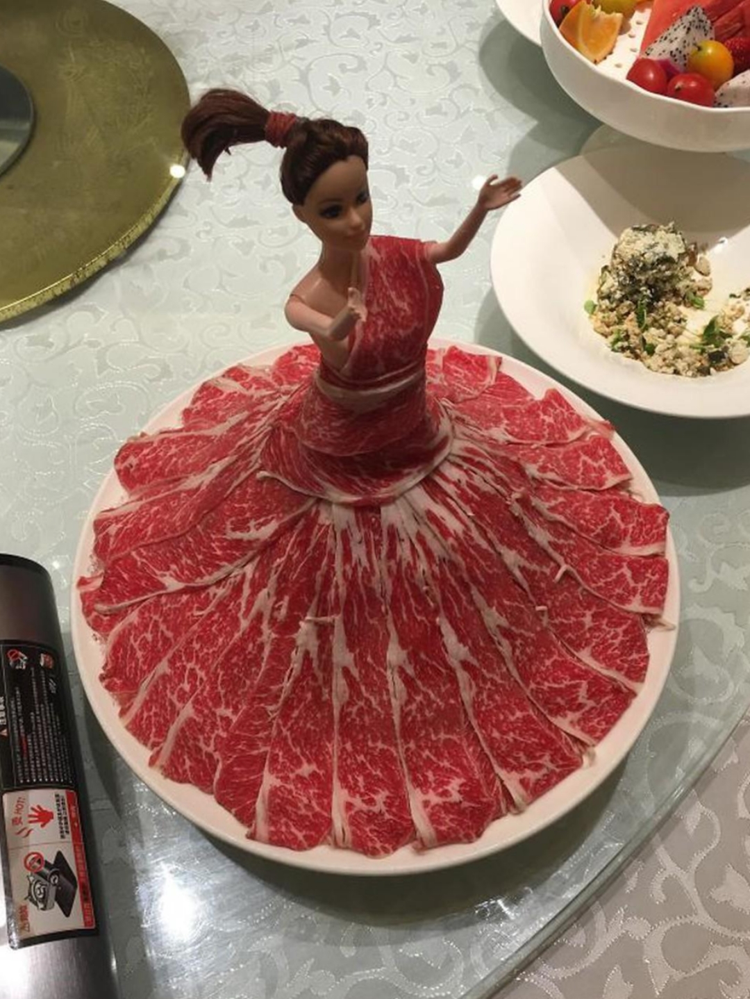 这盘牛肉摆盘也太有创意了吧,好像一位穿着红裙的芭蕾舞女,真是艺术与