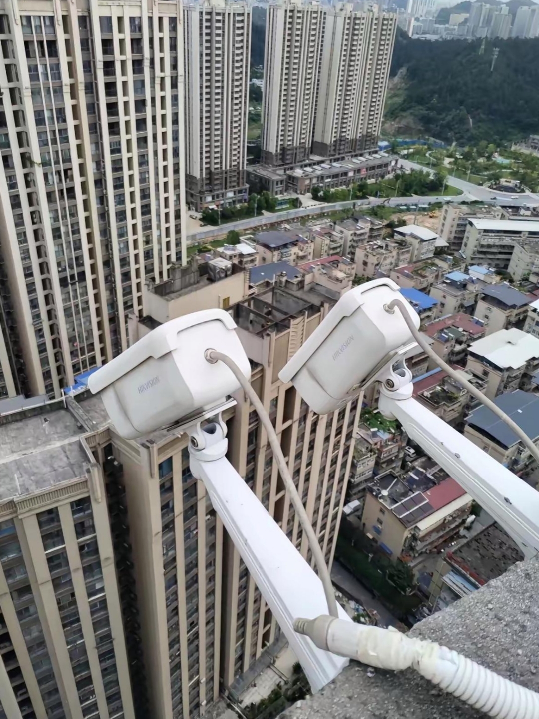 到楼顶晒被子时,看到楼顶围墙上竟然有这么两个摄像头!