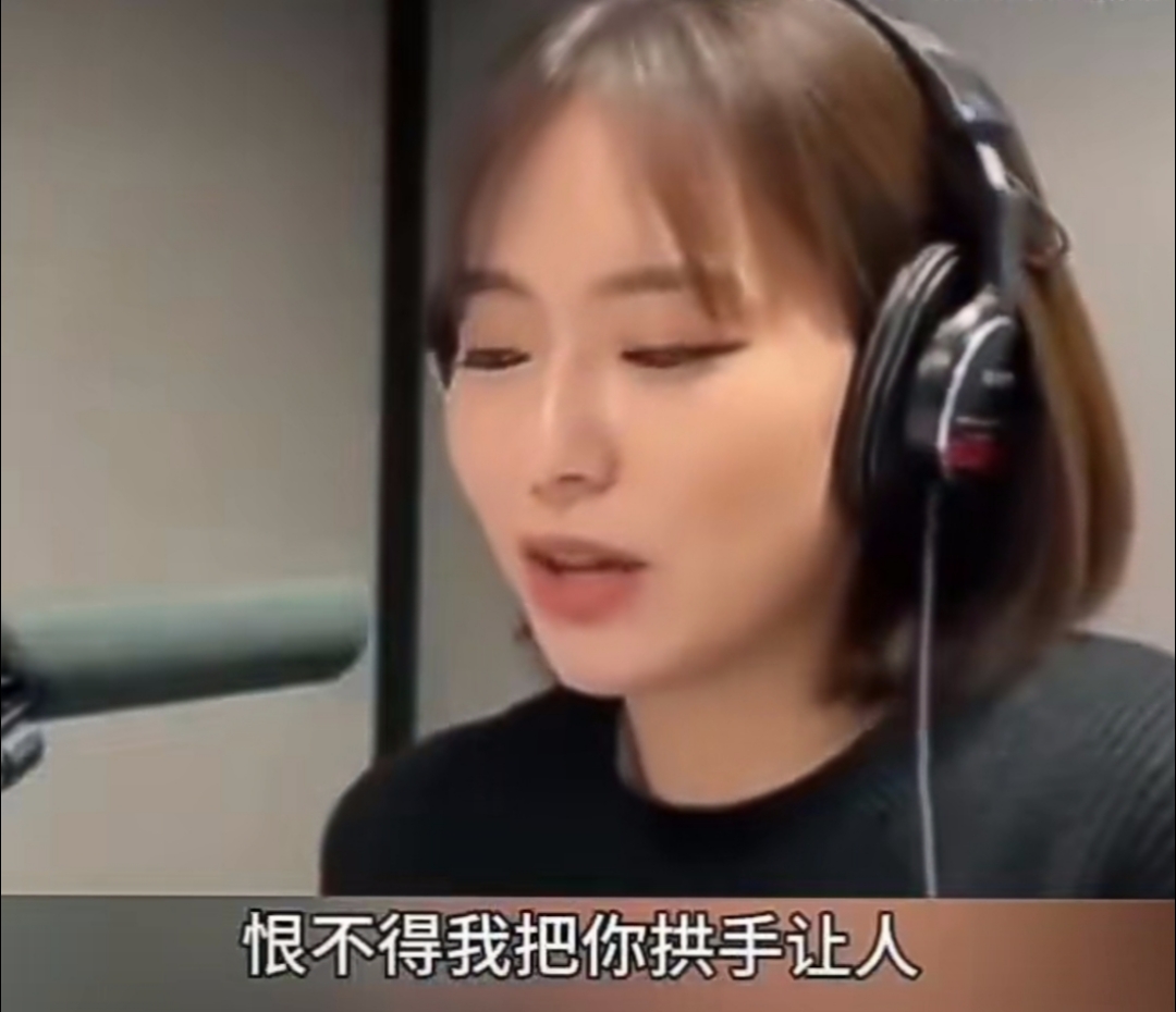 石川佳纯用很蹩脚的中文唱出了爱而不得的无奈,却得到了那么多人的