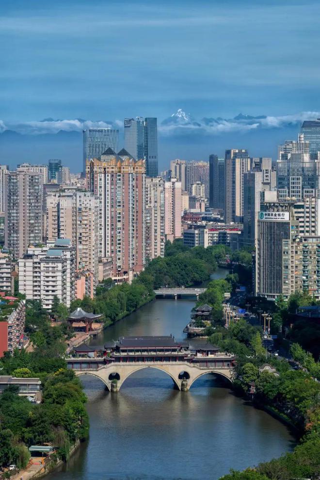 行人匆匆,皆为稻粱谋;市肆嚣嚣,尽显繁华魄