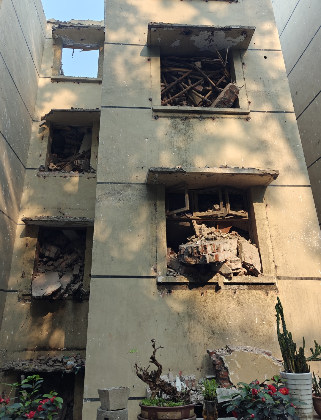 九龙坡某网红书店夹在两栋摇摇欲坠的危楼之间,看得人心惊胆战