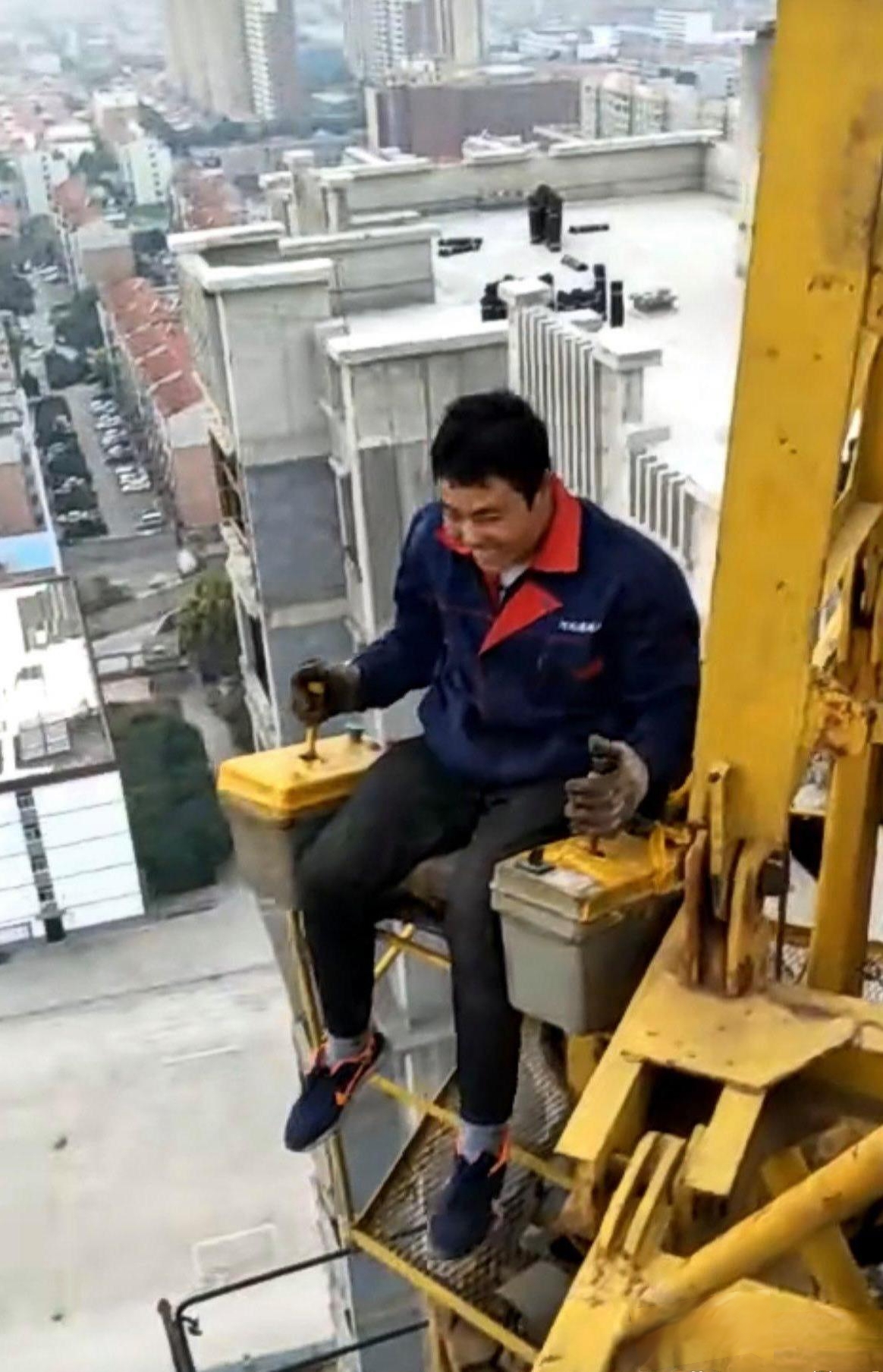 只见他操作着塔吊,悠然自得,如此惬意.