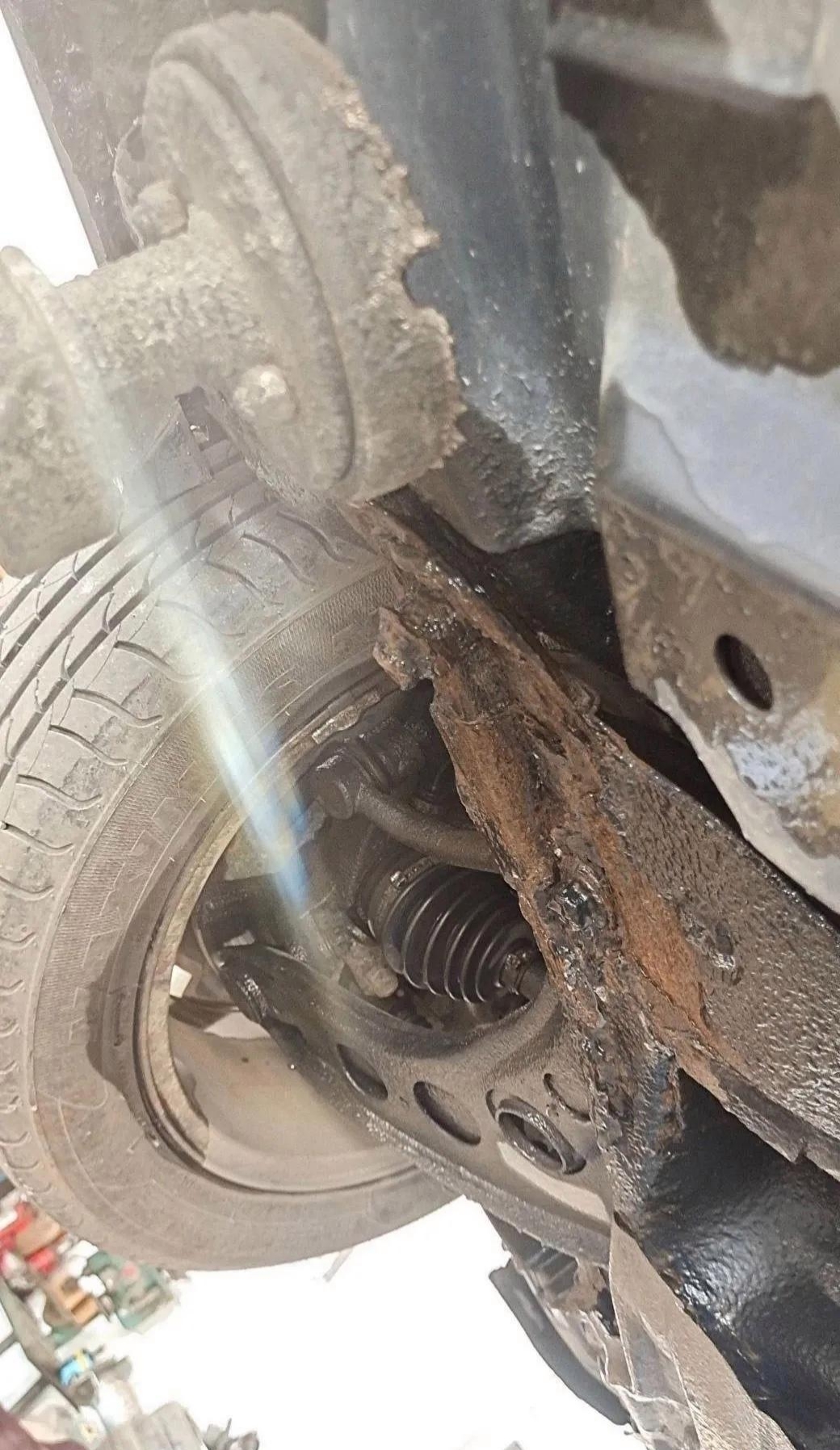 当把车举起来时,我惊讶地发现底盘已锈迹斑斑,简直惨不忍睹