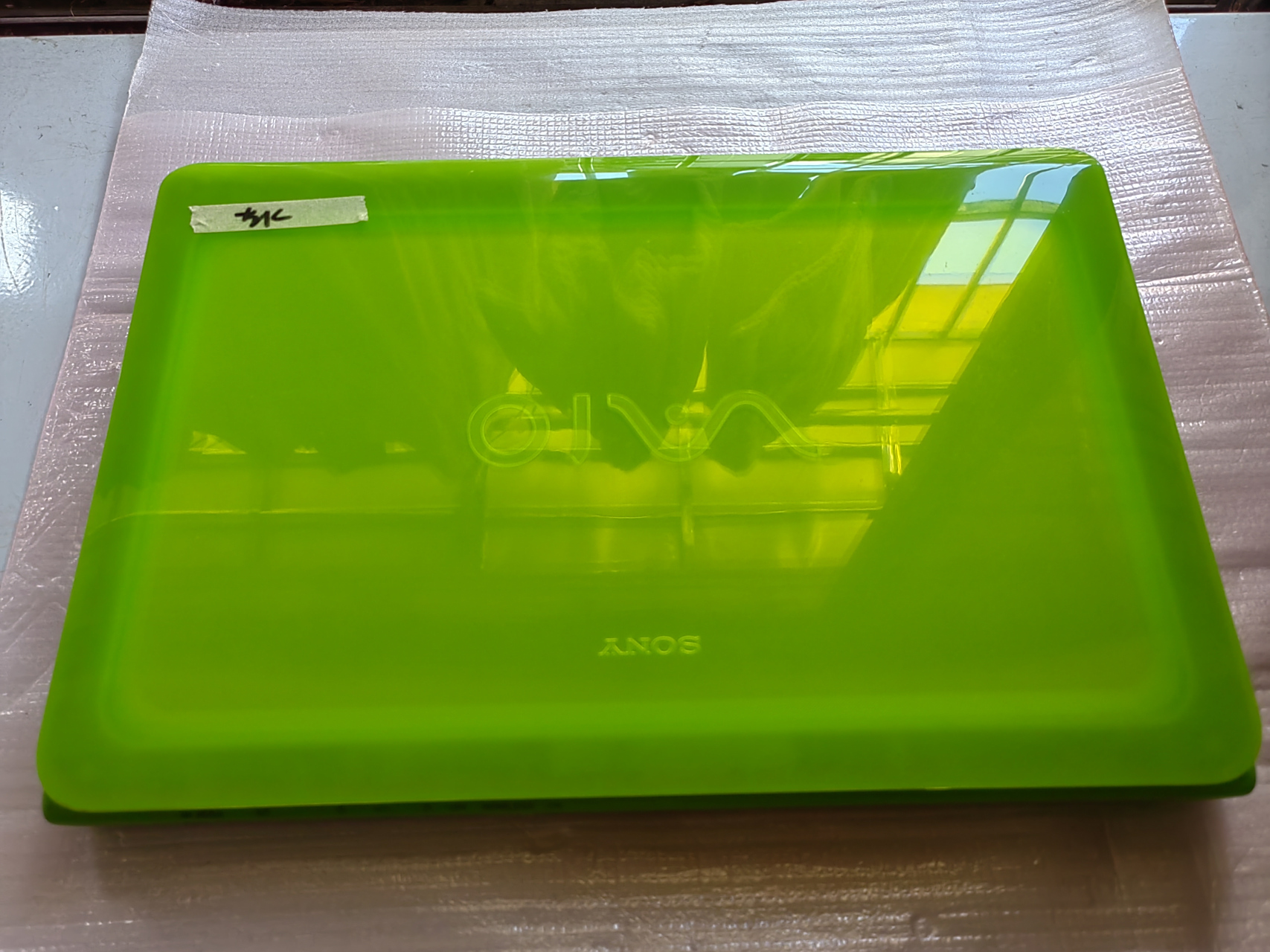 电脑城淘了一台老款索尼笔记本放在桌子上刷视频,颜值在线,速度也不慢