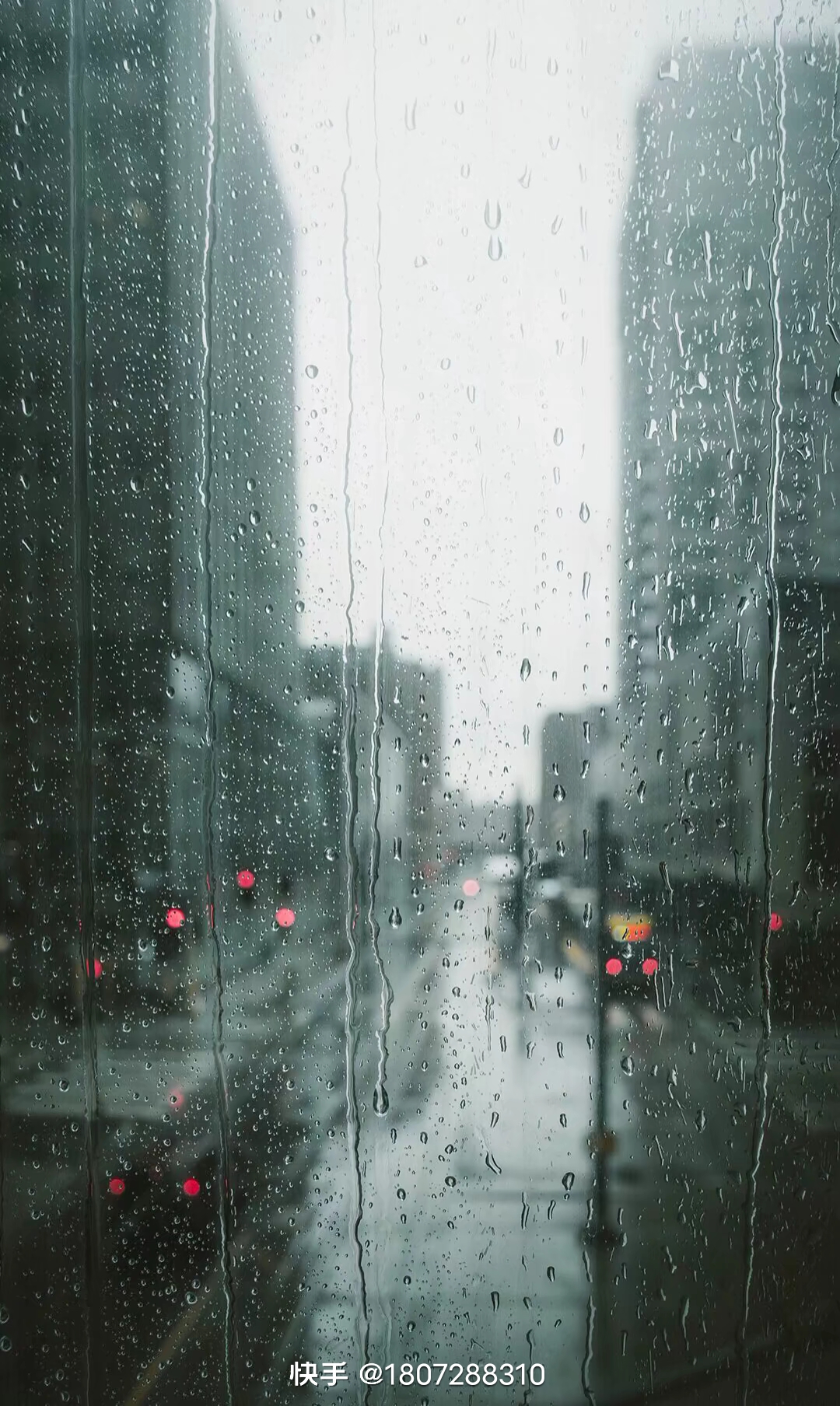 深夜下雨窗外图片图片