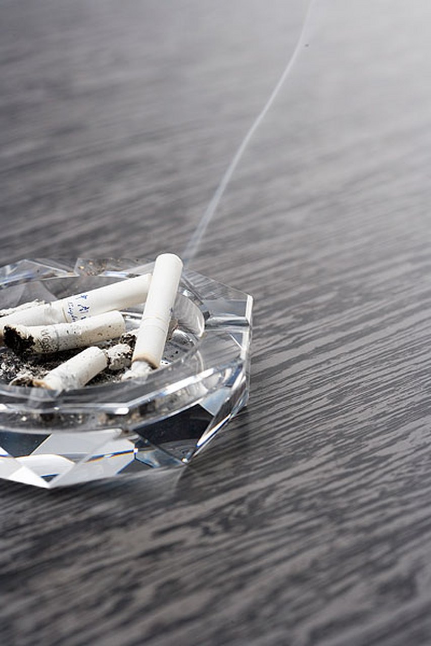 香烟到头终是灰 古故事到头终是悲 无话不说是曾