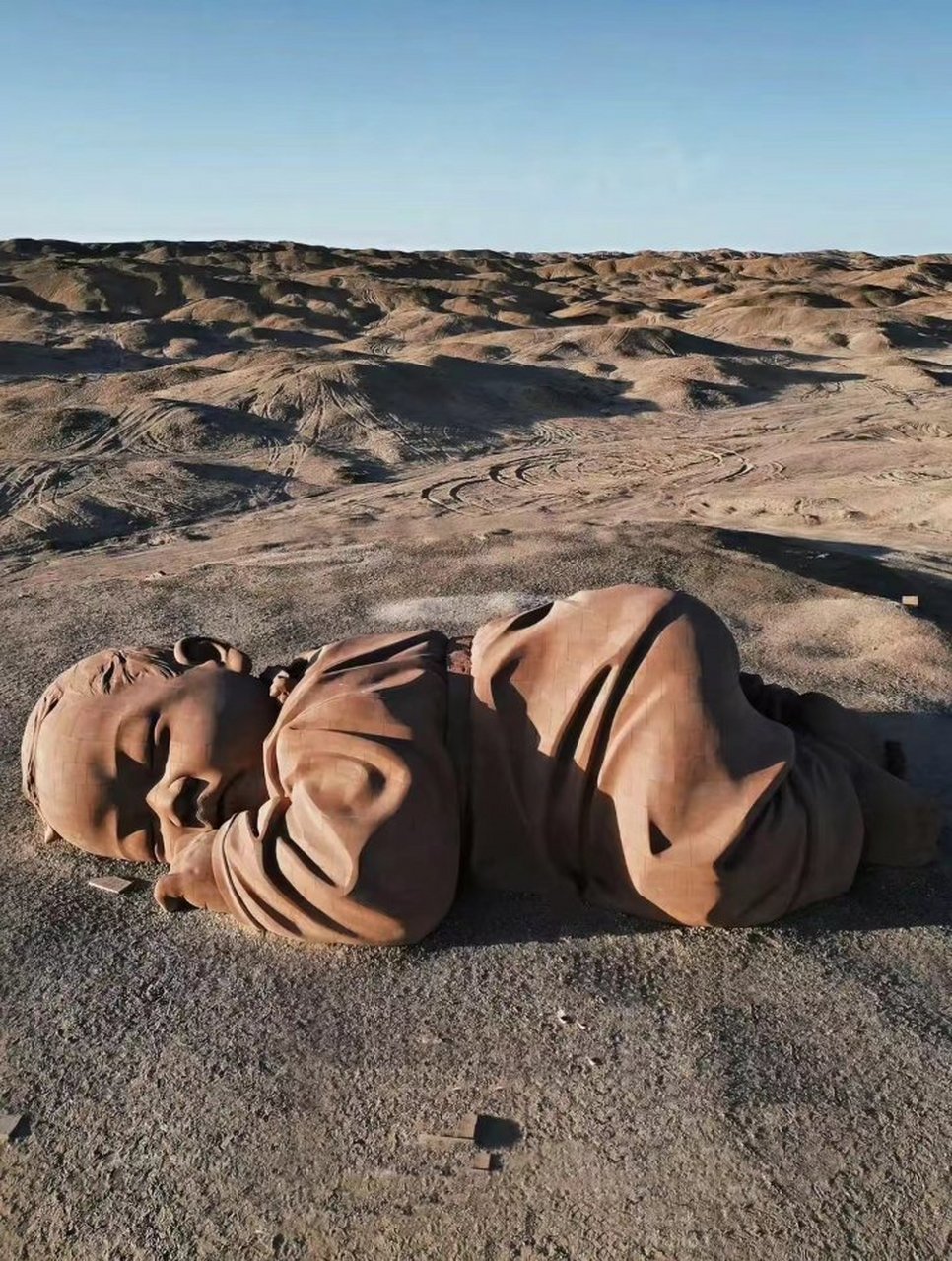 《大地之子》在这个史诗般的故事中,男孩在原始部落中面对人性的种种