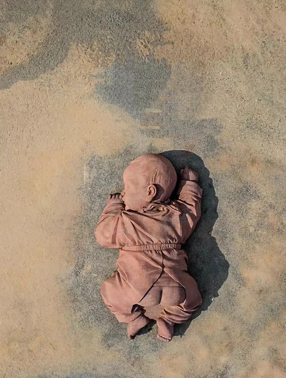 《大地之子》在这个史诗般的故事中,男孩在原始部落中面对人性的种种