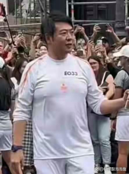 年纪轻轻却有大衣哥一般的体型,估计到大衣哥的年龄连钢琴都弹不了!