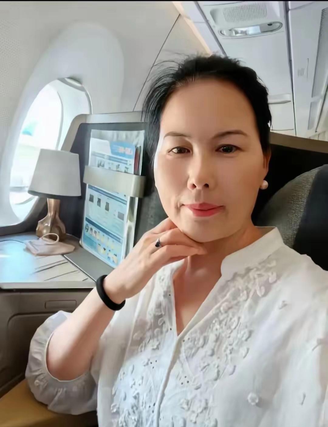 她无非是帮雇主承担家务琐事的助手,看着人也很朴实.