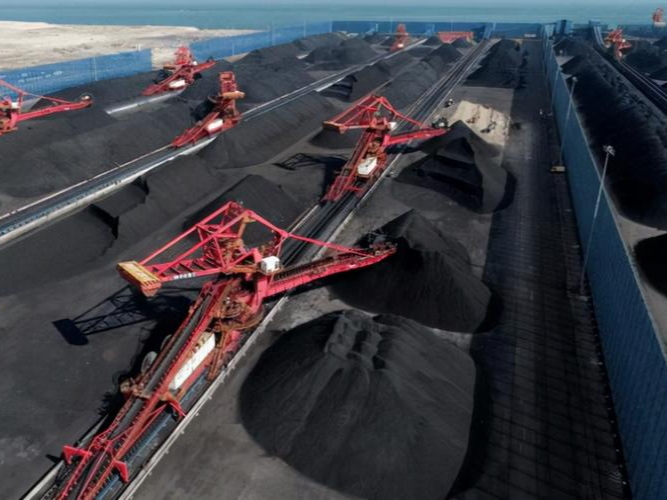 俄罗斯政府表示,决定在今年5月1日至8月31日期间取消动力煤和无烟煤的