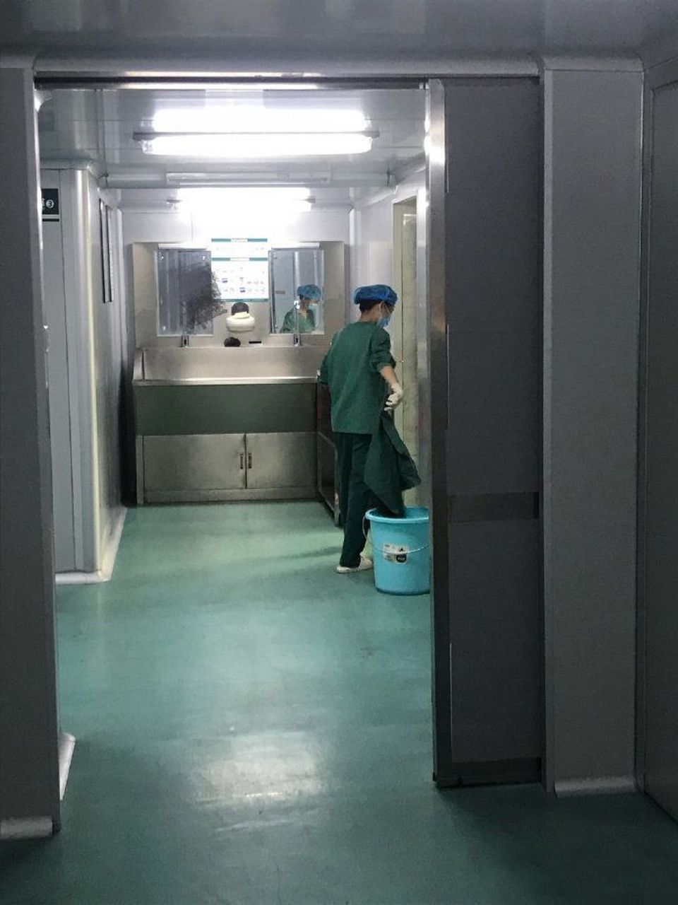 攀枝花九龙医院护理人员正在清洗治疗仪器中,辛苦了