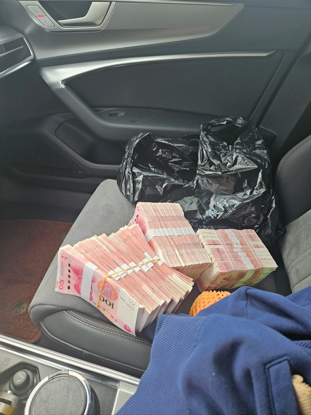 盘子里装着新鲜水果,看起来很诱人,忍不住想尝一口!