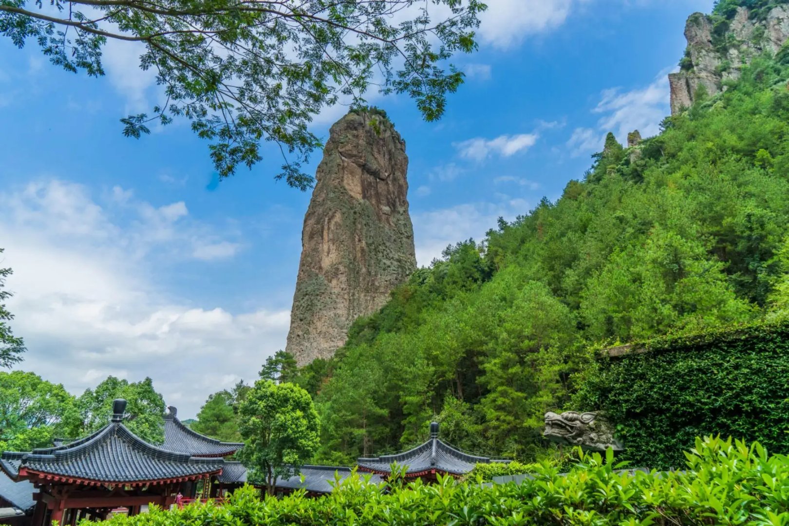 在浙江省缙云县,有一座被誉为"天下第一峰"的山峰