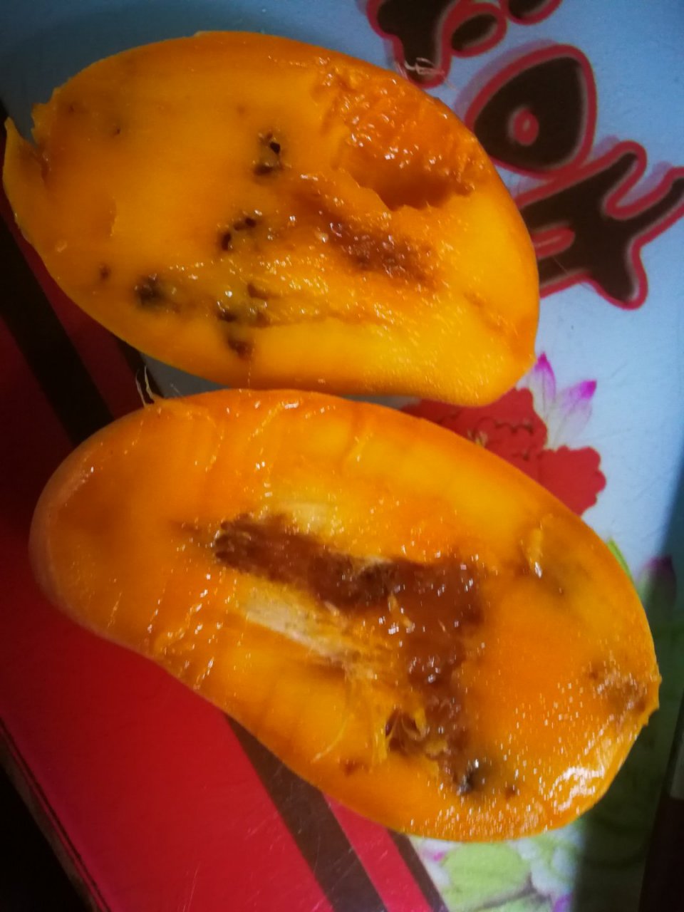 我今天第一次看到芒果里面有蛆虫,各路大神们,你们有谁看到过芒果出