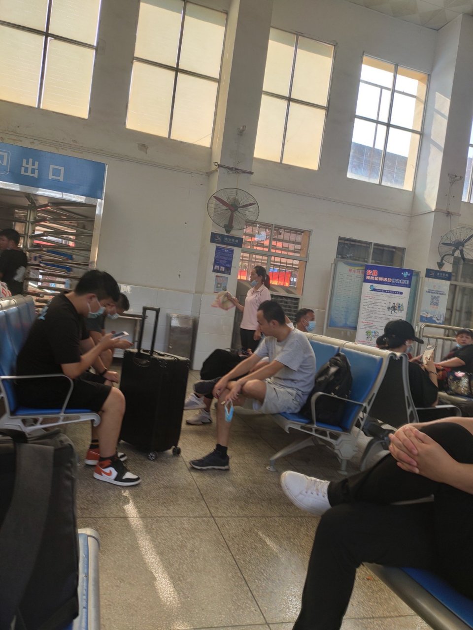 孝昌县花园火车站36度高温空调风扇都没开