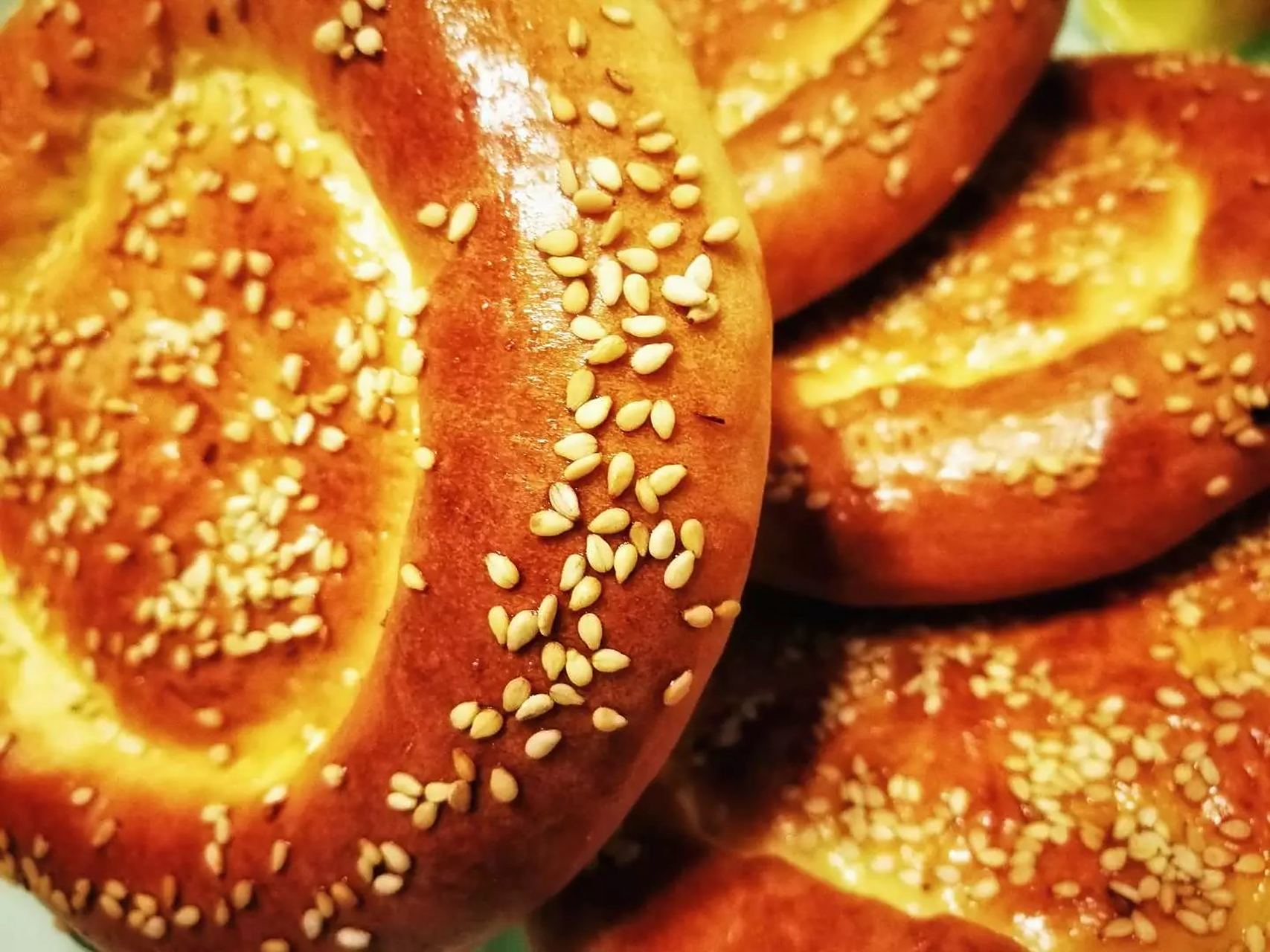 维吾尔族主食,在馕坑里用炭火烤出来的很香,自己在家用烤箱烤的小油馕