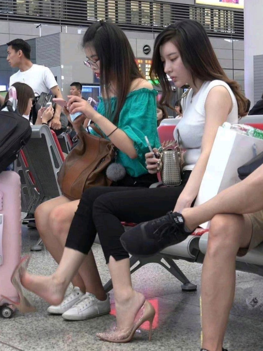 为数不少的女性在坐在座位上时,常常喜欢把高跟鞋脱下来,然后用脚尖挑